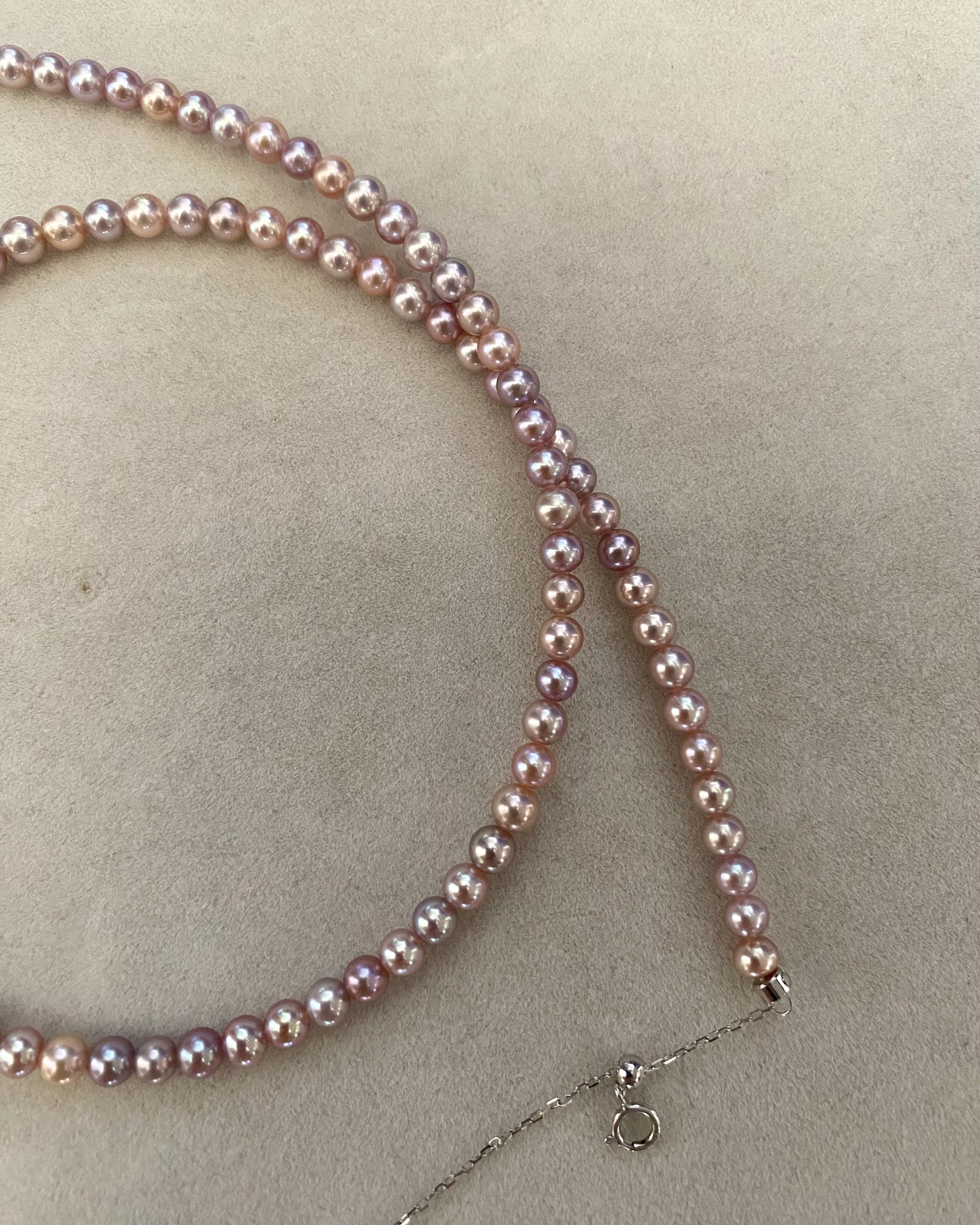 Top-Gr 4–4.5mm Mauve-Pink Freshwater Pearl Necklace, Dreamy Aurora Pastel Shifts, Thick 18K White Gold Adjustable Clasp, Playful Luxury