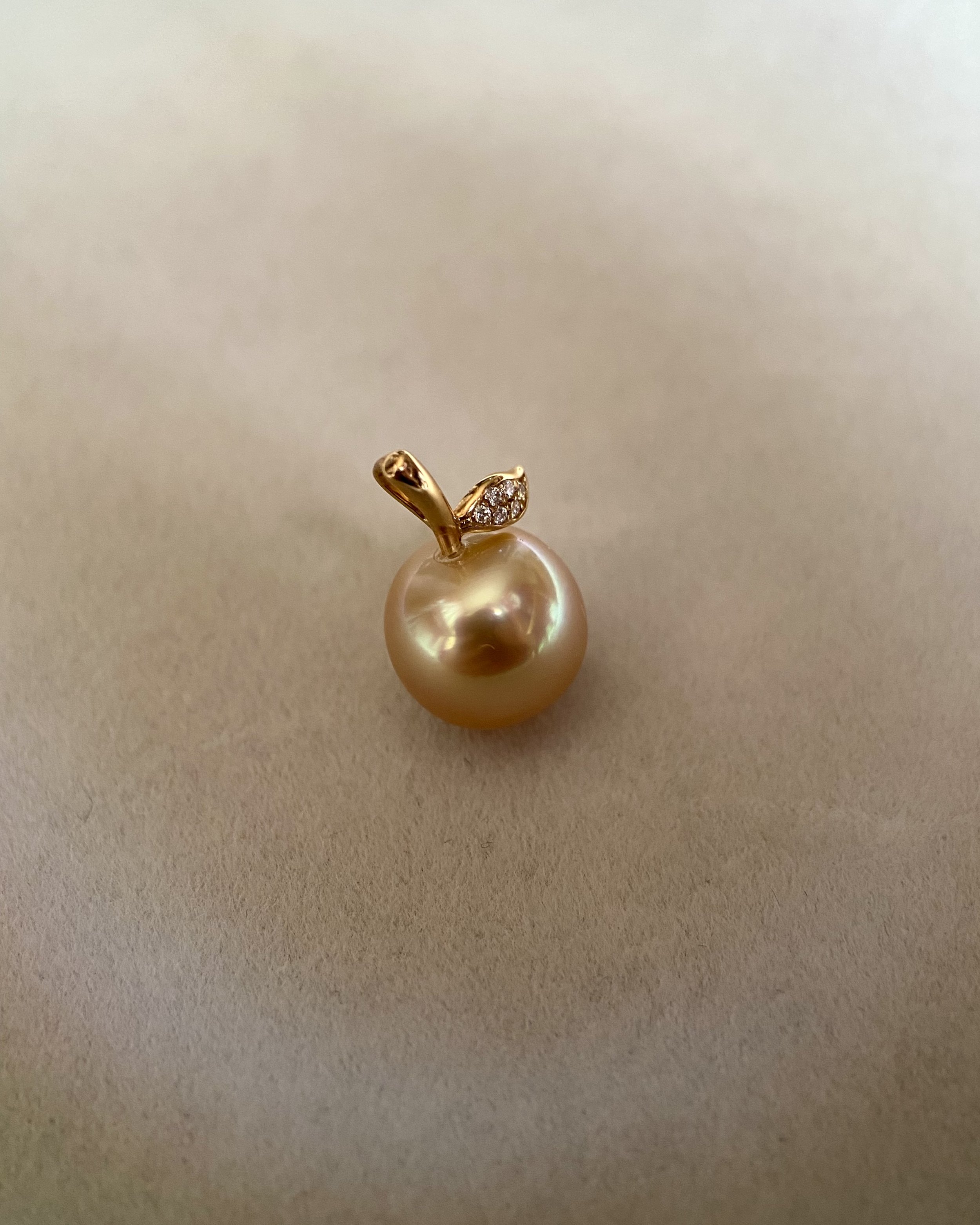Golden Apple 10-10.5mm Japanese Amami Ōshima Golden Pearl Pendant – Warm Molten Glow, 18K Solid Gold Stem Design, Rare Natural Treasure Starlit Pearls