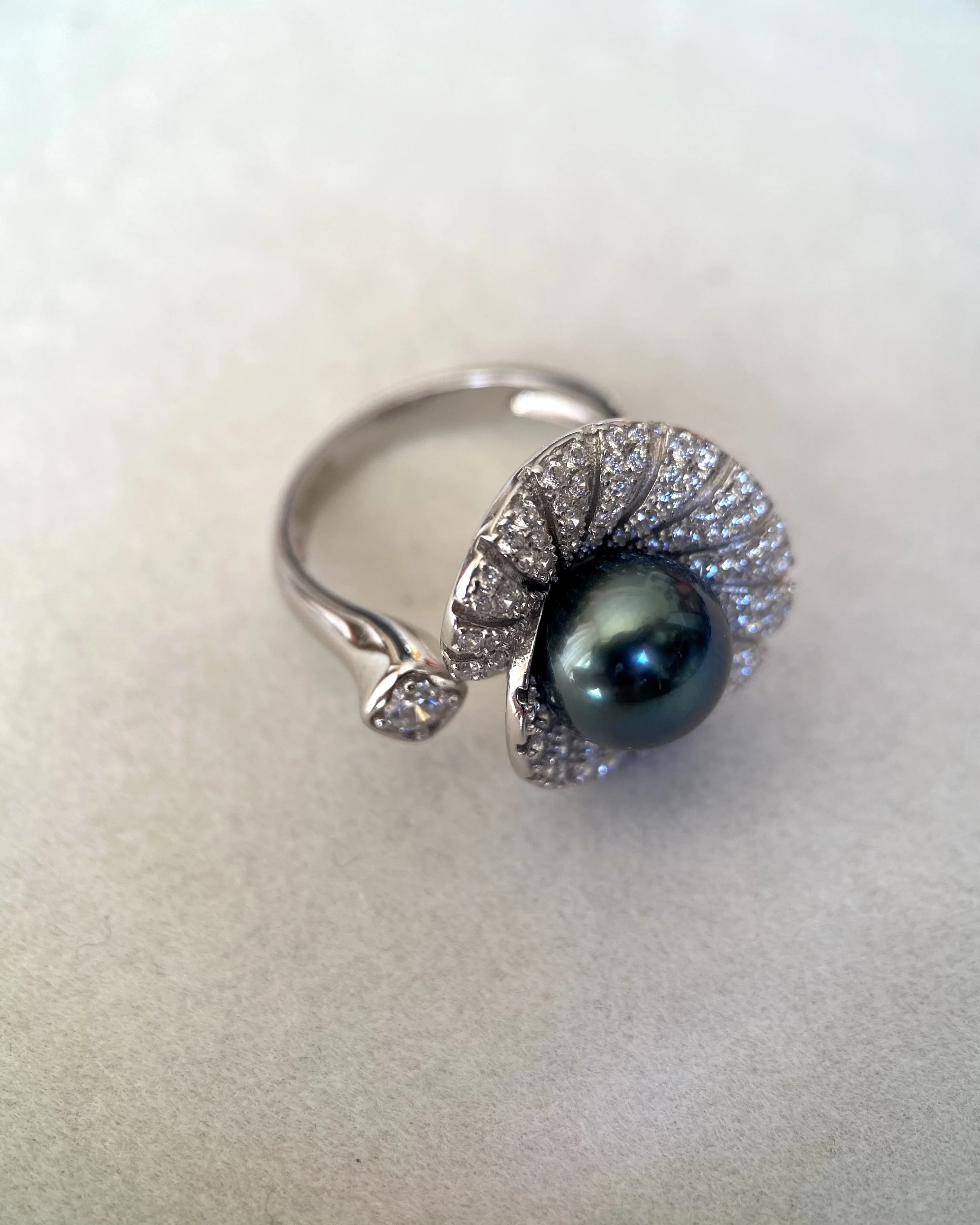 Tahitian Deep Peacock-Green South Sea Pearl Ring 9.5mm, Rich Mirror Lustre, Oriental-Inspired Sparkling Lotus-Leaf & Root S925 Design Starlit Pearls