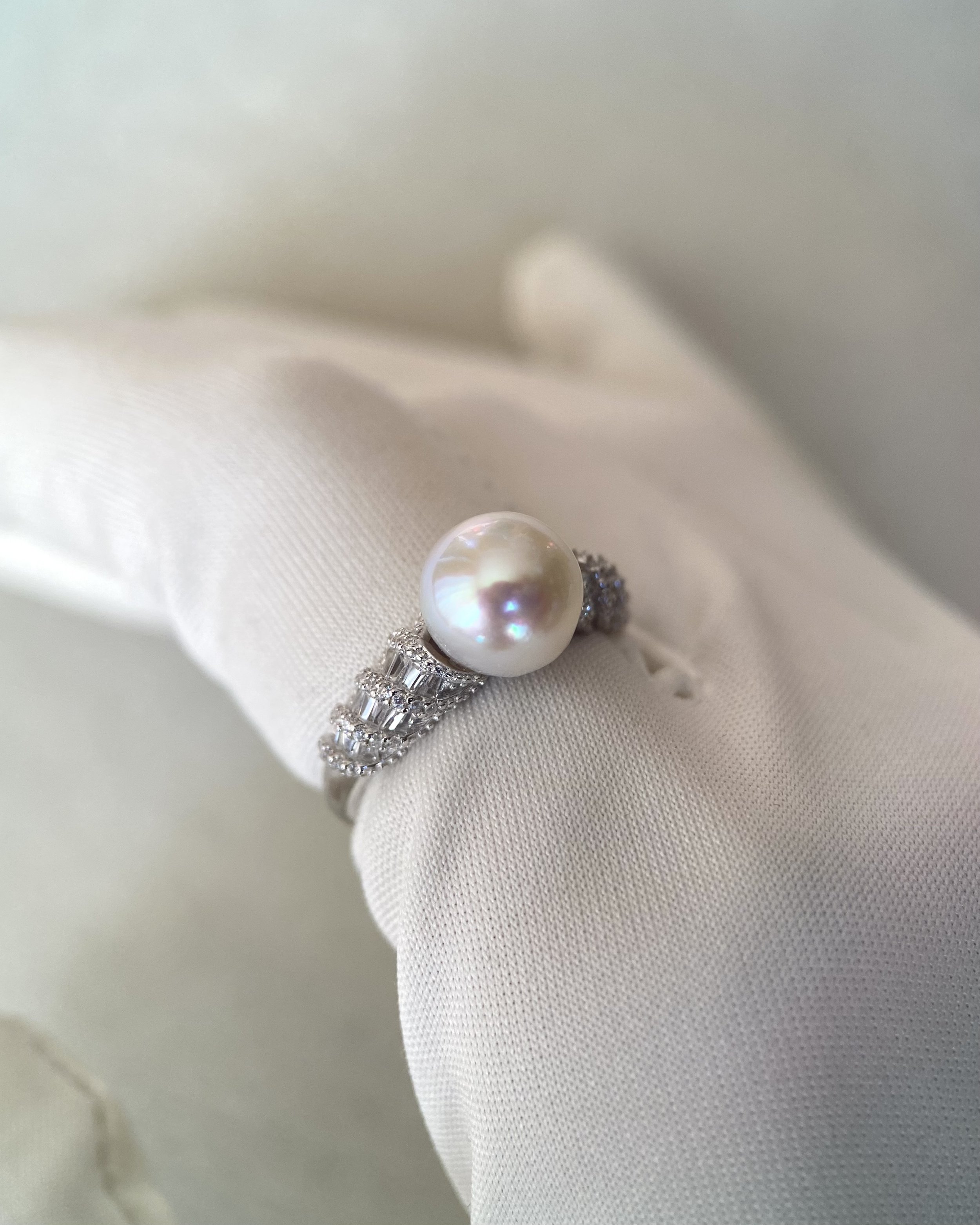 8.5mm Japanese White-Clear Akoya Pearl Ring, Wave-Shaped S925 Band with Layered Pavé CZ Shoulders – International Jewellery Showpiece Starlit Pearls