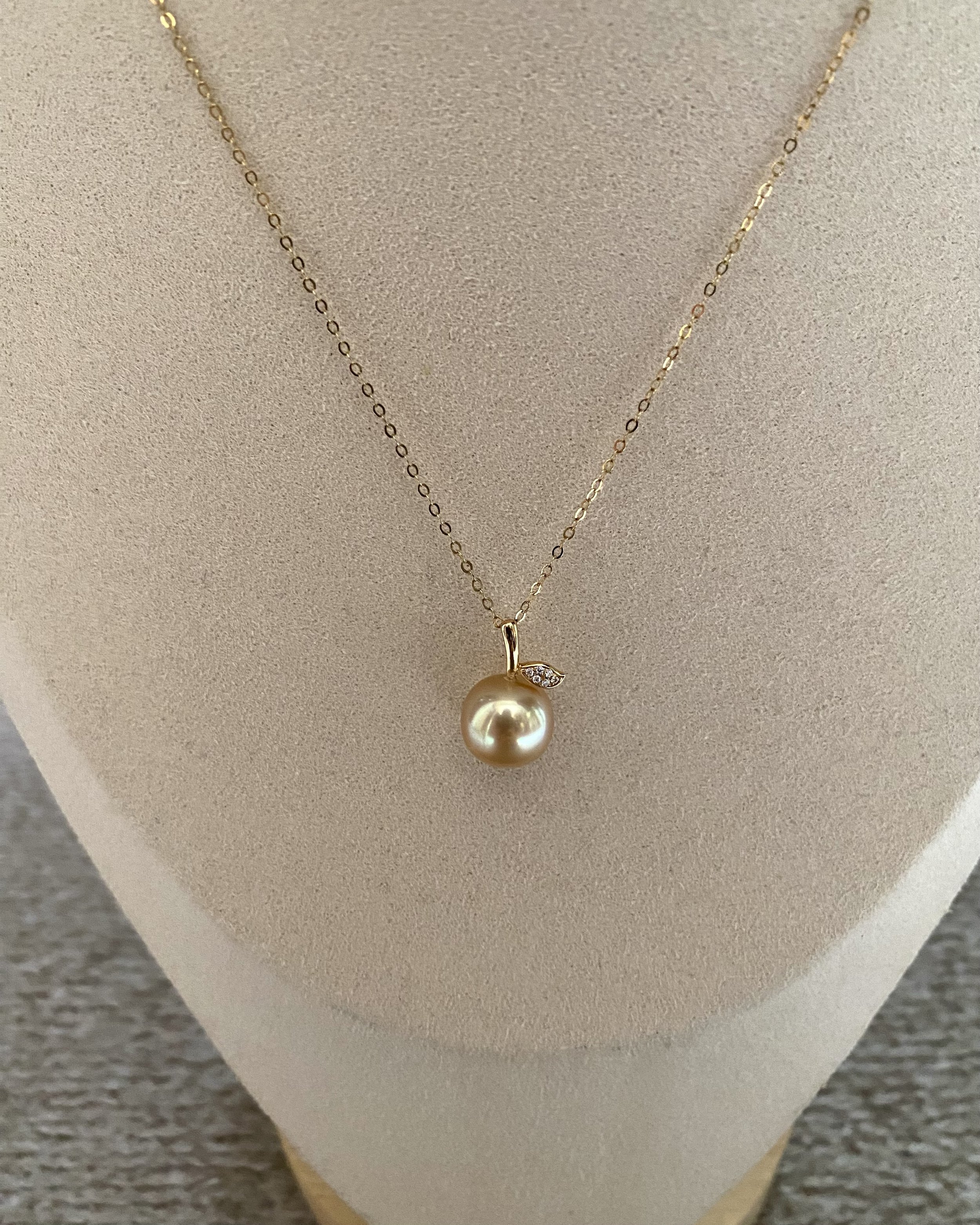 Golden Apple 10-10.5mm Japanese Amami Ōshima Golden Pearl Pendant – Warm Molten Glow, 18K Solid Gold Stem Design, Rare Natural Treasure Starlit Pearls