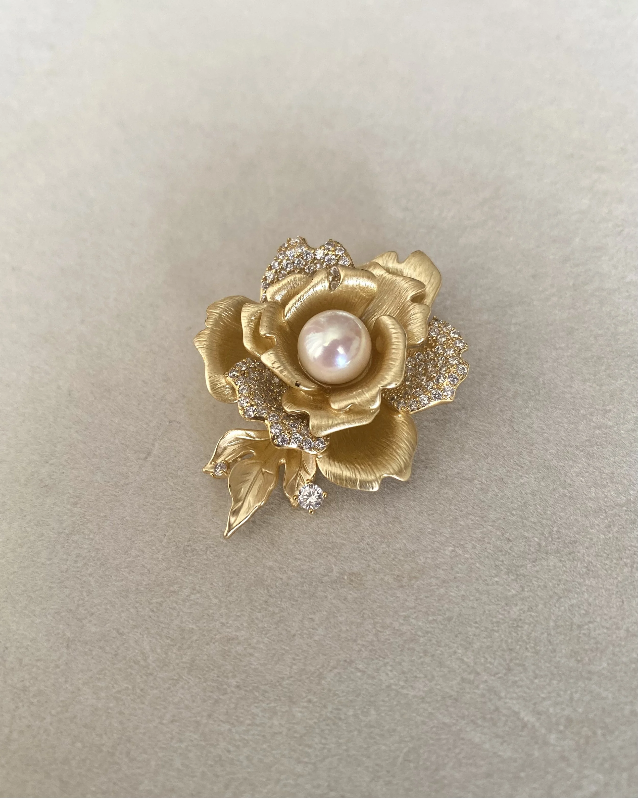 8mm Sakura-Pink Japanese Koshimono Akoya Pearl Brooch, Crystalline Lustre, Palace-Style Radiant Golden Floral Brushed & CZ, Scarf Pin
