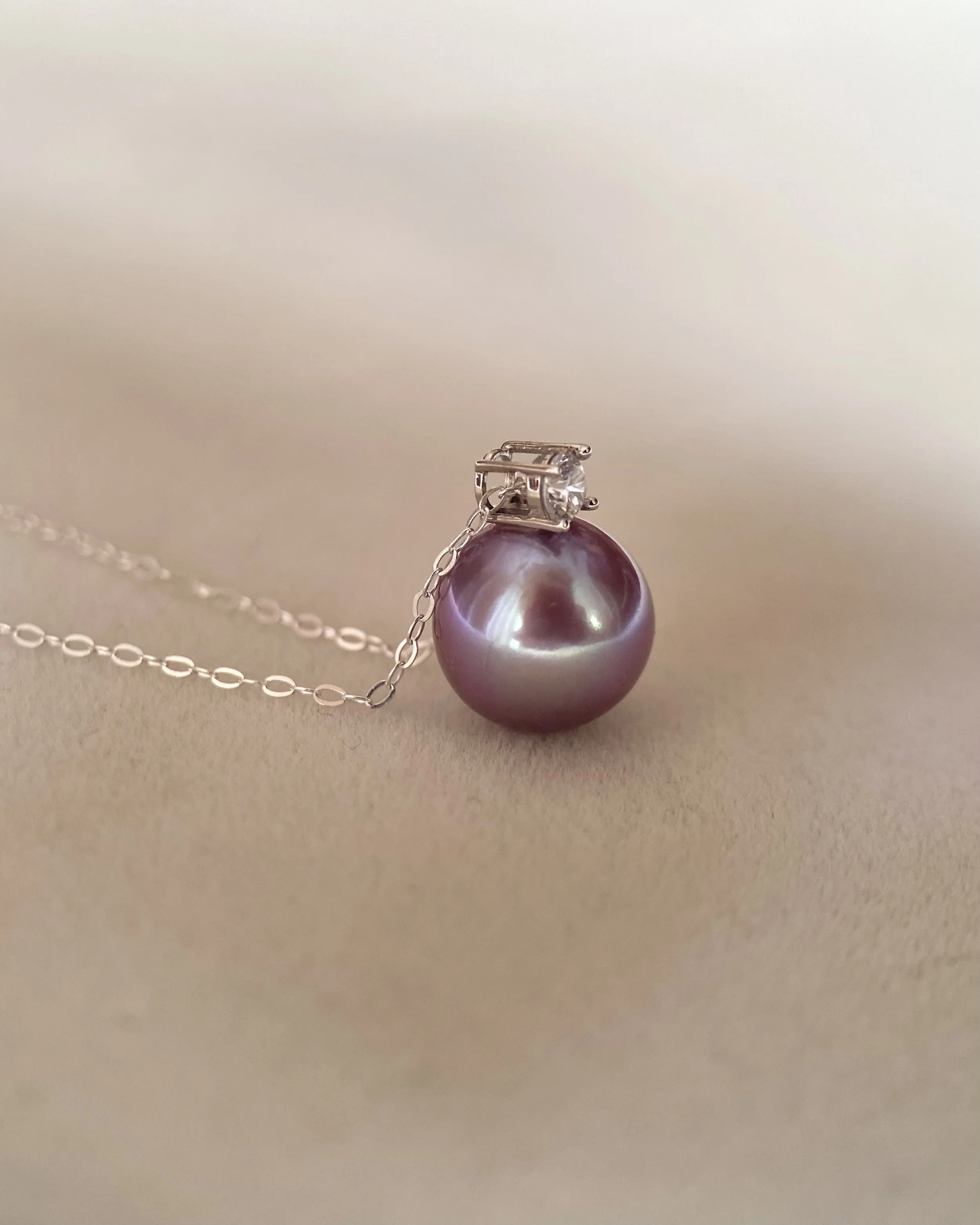 Solid 18K White Gold_Top Quality Eminence Purple Freshwater Pearl Pendant 9.5mm, Crystal-Clear Gem Lustre with Peacock Green Overtone Starlit Pearl