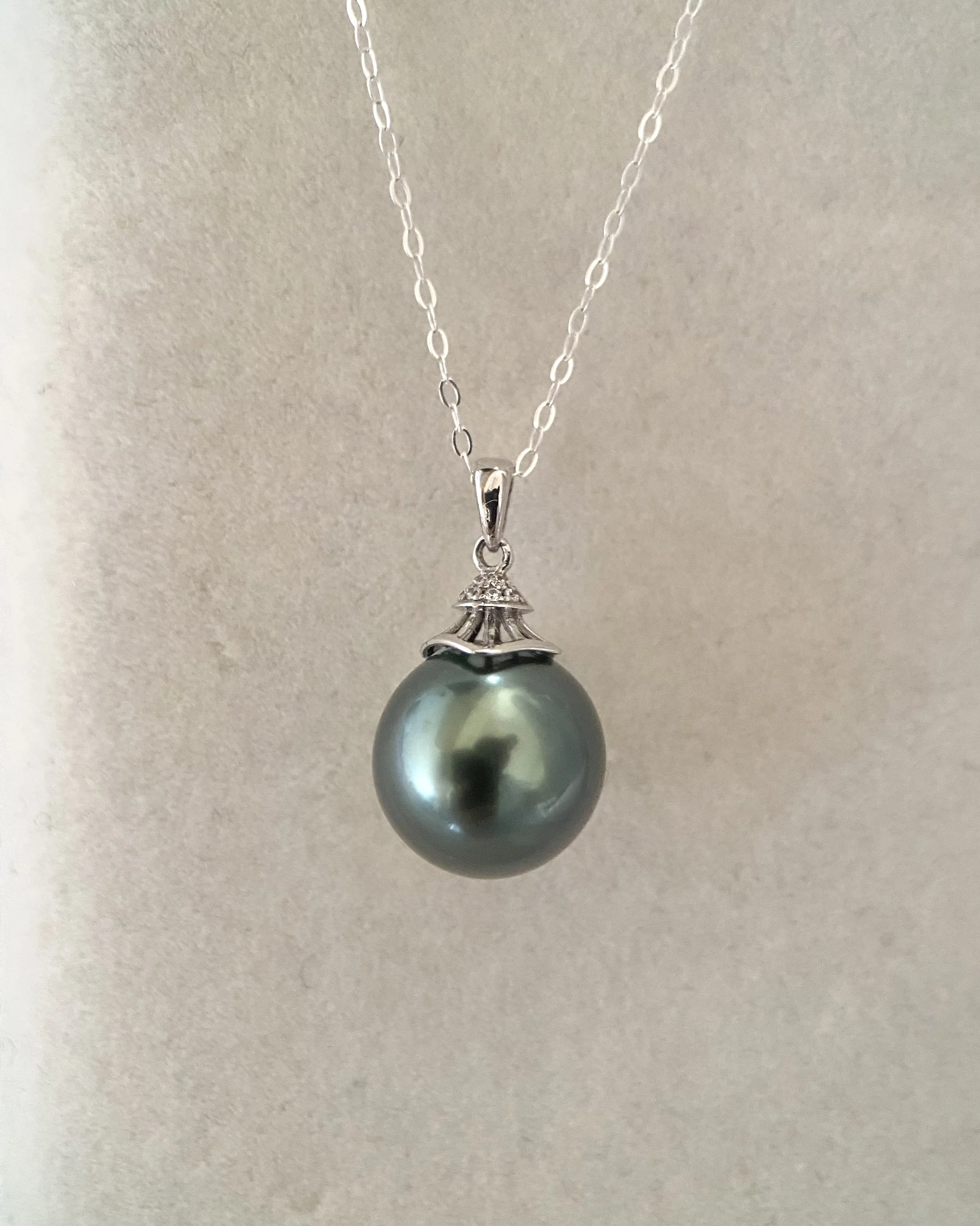 Solid 18K White Gold_Top Gr Peacock Green-Blue Tahitian South Sea Pearl Pendant 11mm, Architectural Fan Design, Deep Oily Lustre