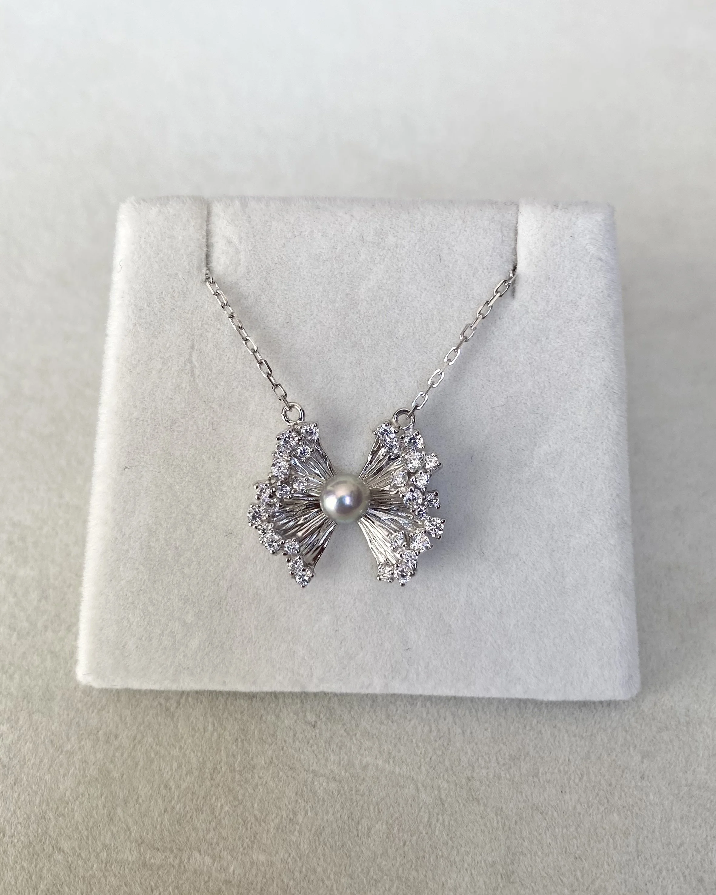 Top Gr Japanese Silver-Grey Saiundama Akoya Pearl Pendant Necklace 4.4mm, Radiating Ribbon Bow S925 Design, Iridescent Rainbow Orient Starlit Pearls