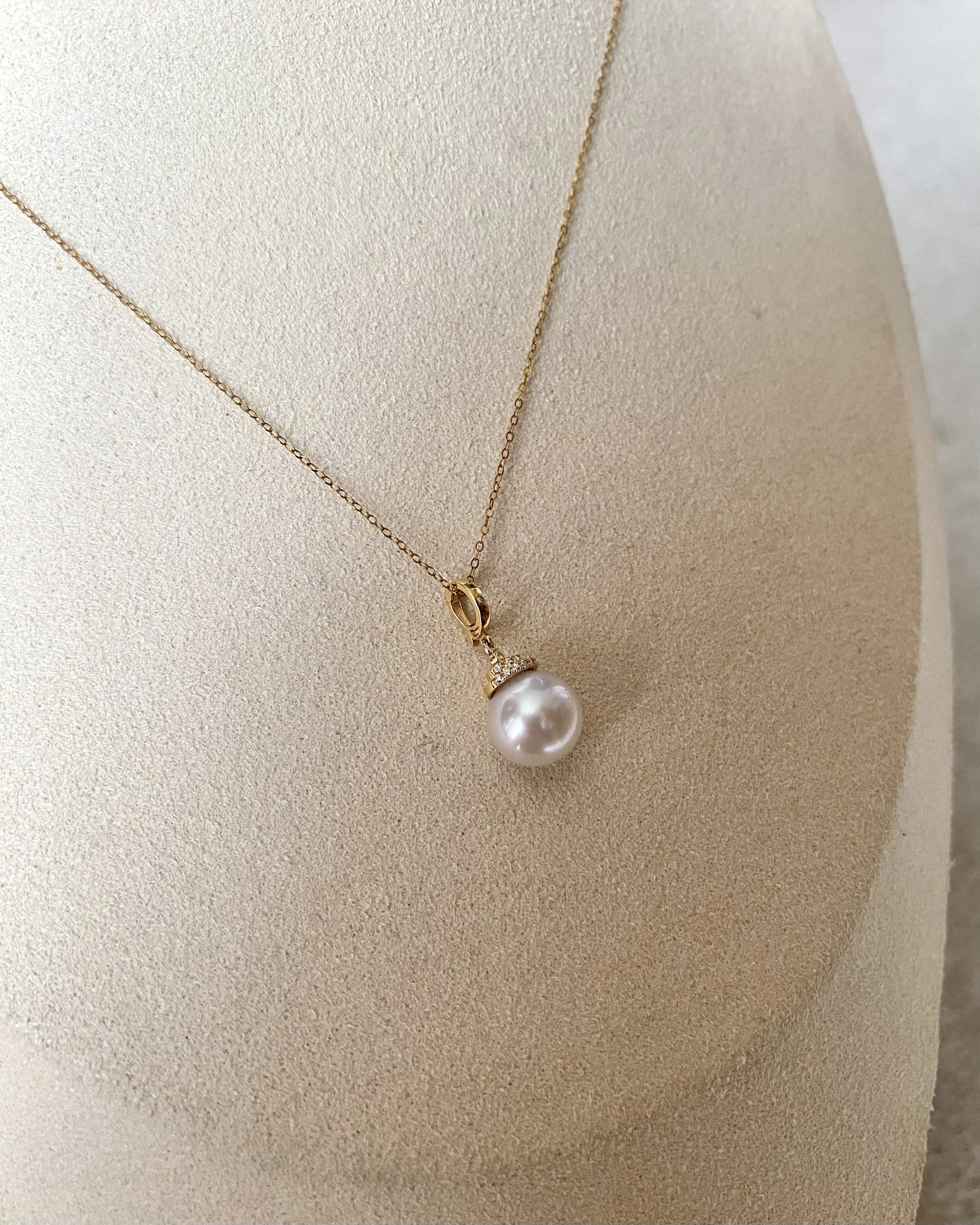 Solid 18K Gold & D0.003CT Diamond, White Australian South Sea Pearl Pendant 9.6mm,Detachable Pavé Crown Bail, Double-Tier Pavé Crown Starlit Pearls