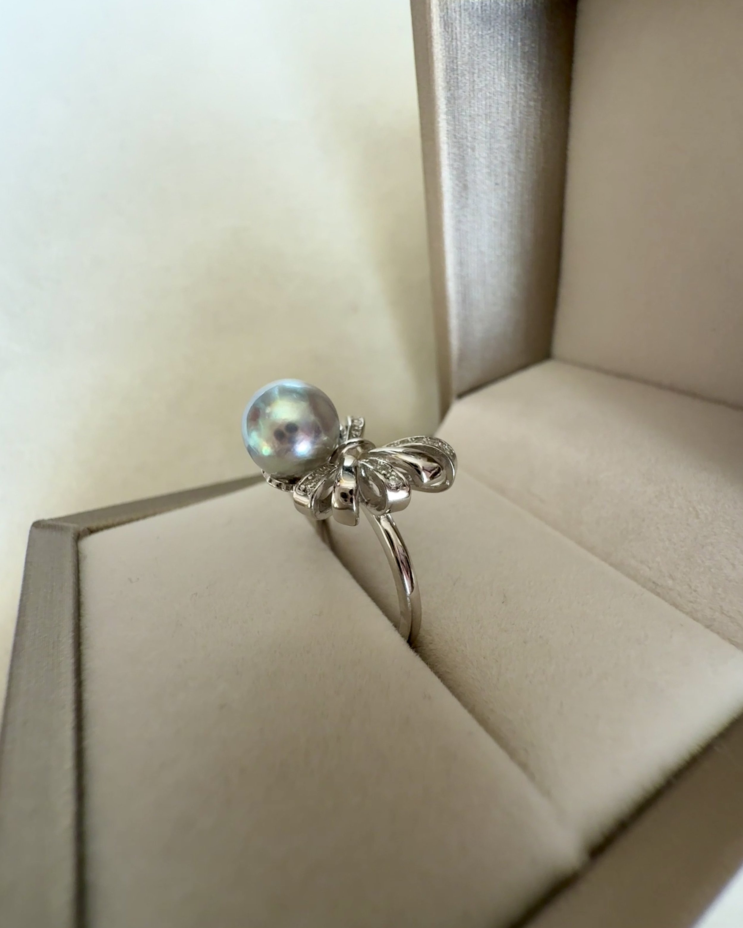 8mm Japanese Silvery-Grey Madama Akoya Pearl Ring, Brilliant Metallic Lustre, Japanese S925 Silver Dynamic Ribbon Bow Setting Starlit Pearls
