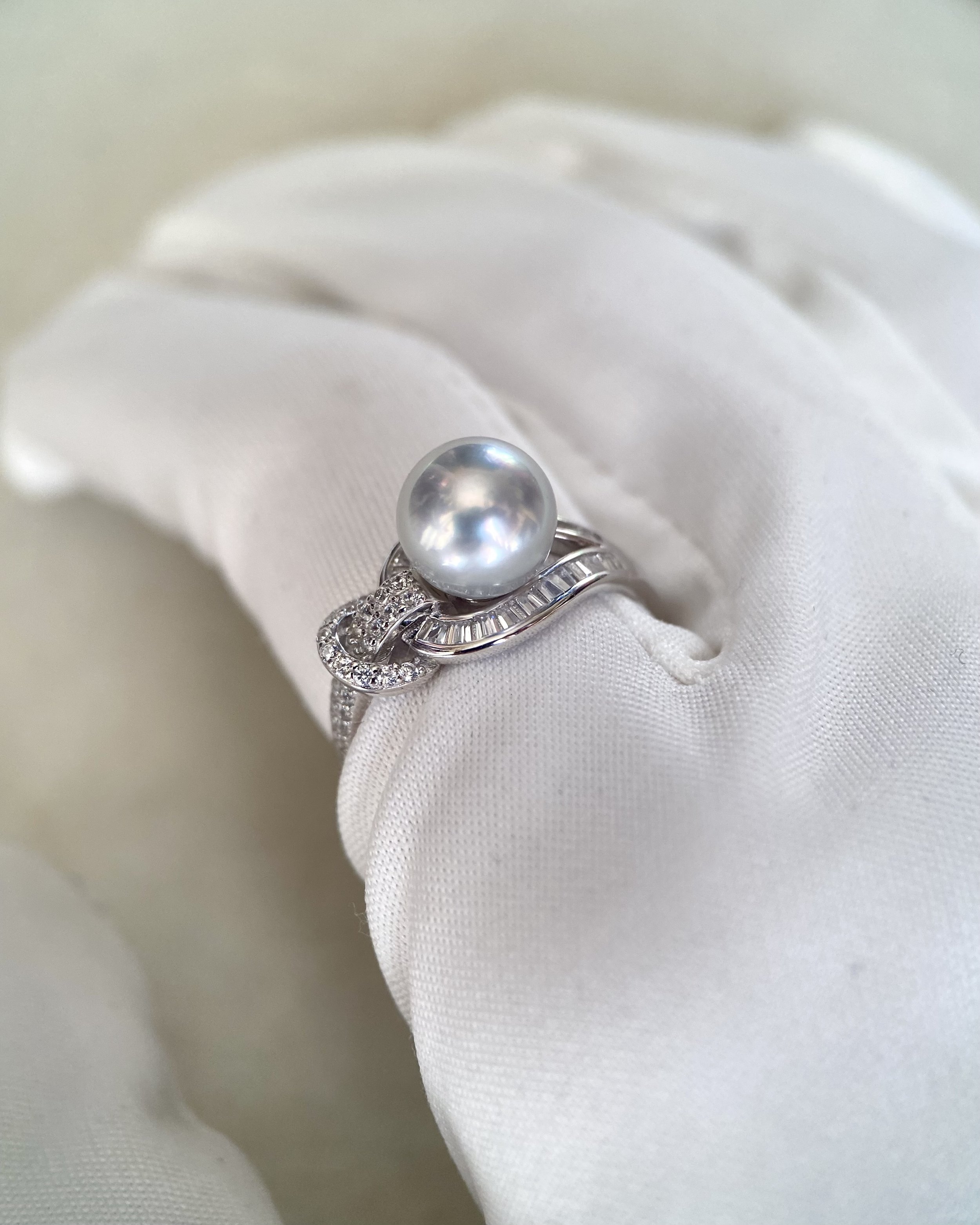 Top-Quality 8.1mm Japanese Silver-Grey Madama Akoya Pearl Ring, Radiant Lustre, Japanese Silver Pavé/Baguette Zircon Flowing Ribbon Setting Starlit Pearls
