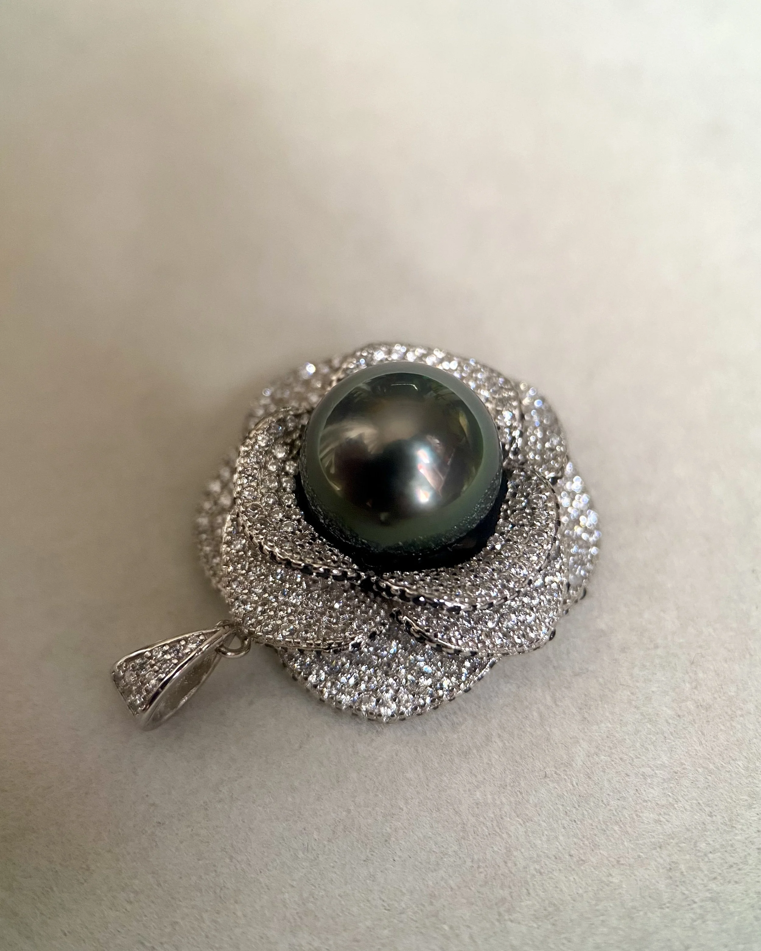 11mm Tahitian Obsidian Green South Sea Pearl Pendant – Piaget Rose-Inspired Petalburst Design in S925 with Pavé CZ, Oil-Sheen Lustre, Black Starlit Pearls