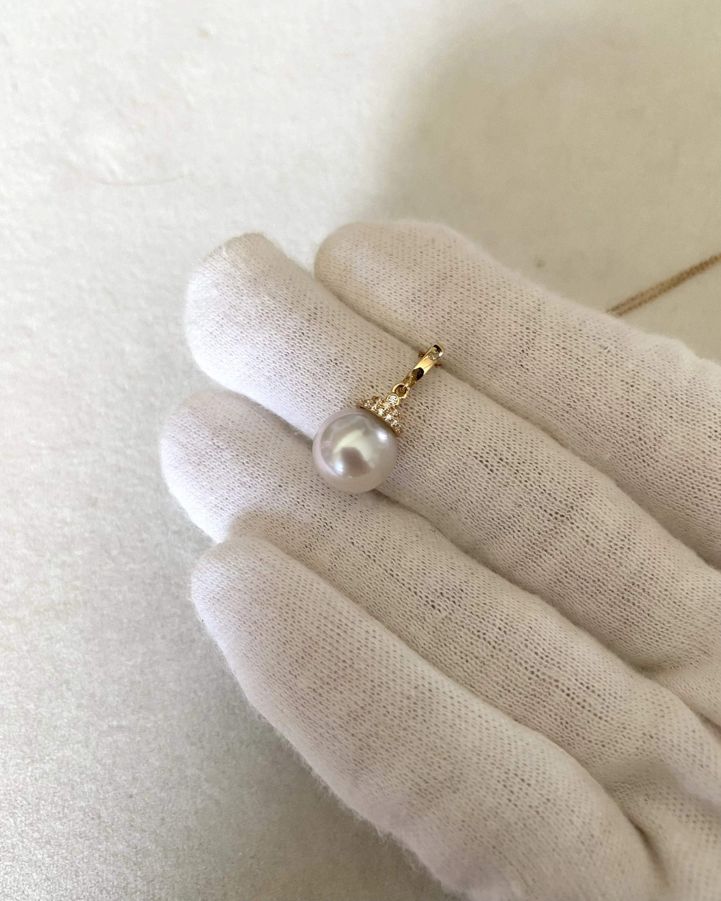 Solid 18K Gold & D0.003CT Diamond, White Australian South Sea Pearl Pendant 9.6mm,Detachable Pavé Crown Bail, Double-Tier Pavé Crown Starlit Pearls