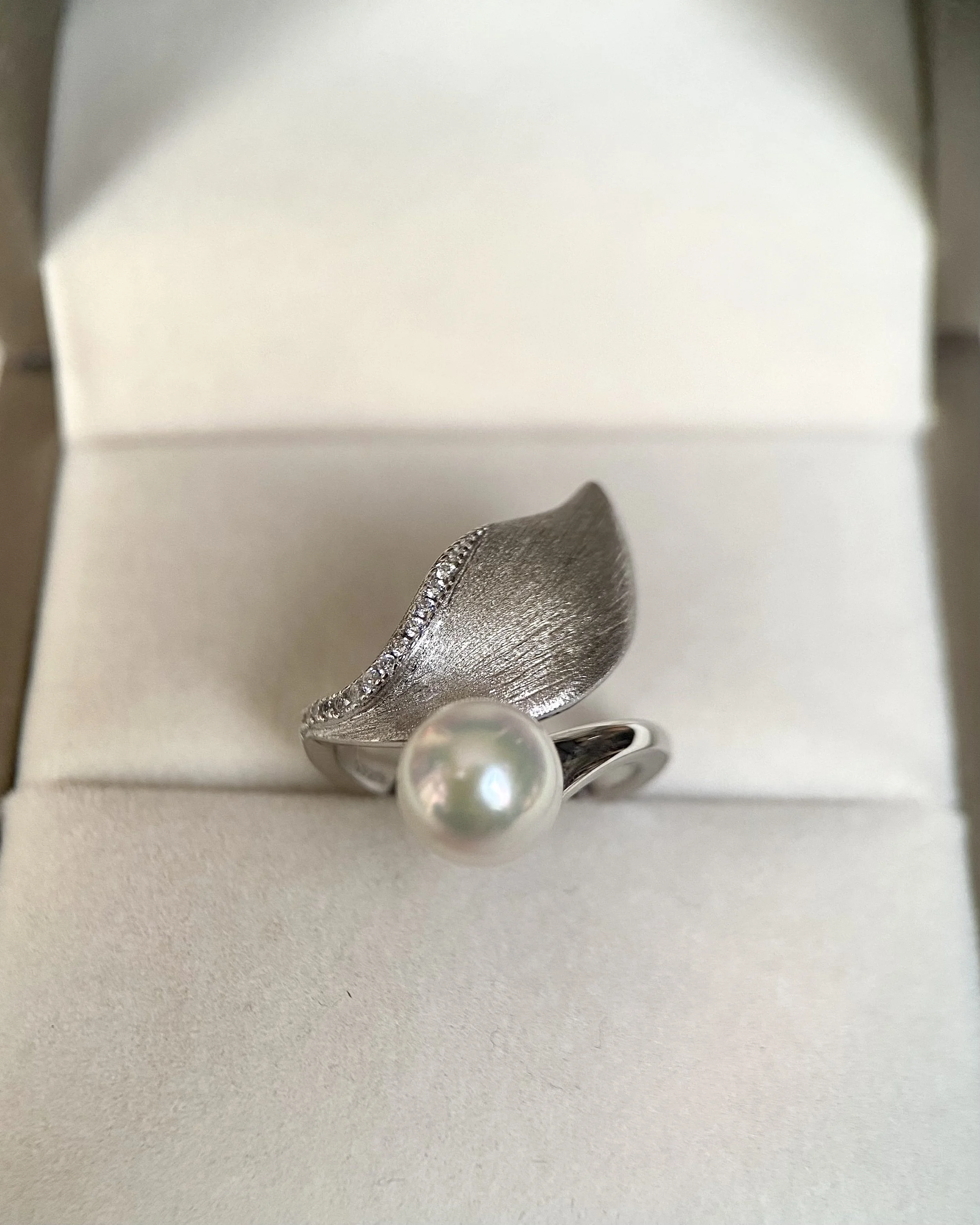 6A Aurora Lustre 7.5–8mm Japanese Crystal-White Akoya Pearl Ring, Pink Overtone, Sculptural Fish-Tail Brushed Silver &Pavé CZ Setting Starlit Pearls