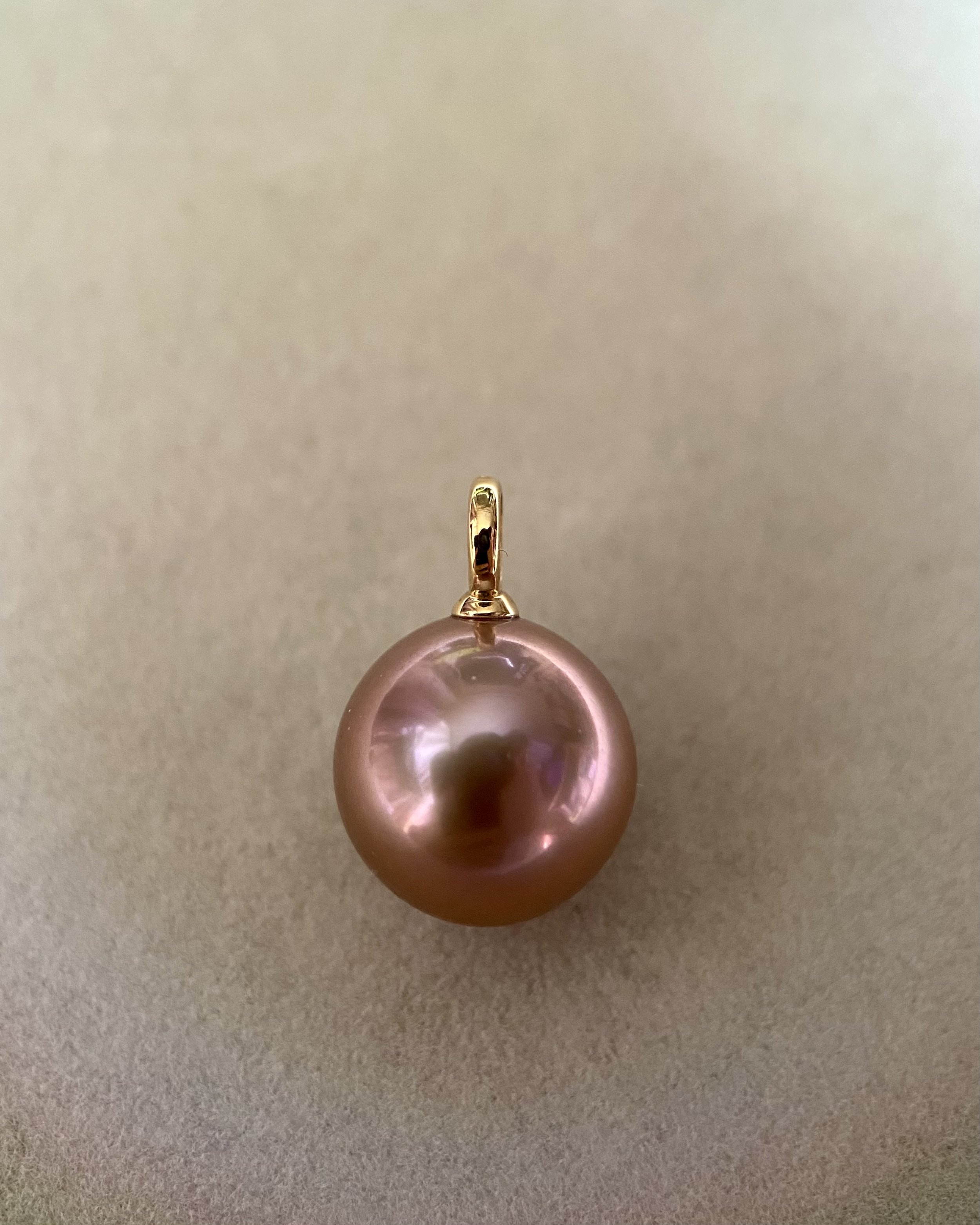 Large 12.5mm Natural Pansy Purple Freshwater Pearl Pendant – Flawless Round, Mirror Lustre, Solid Heavy 18K Gold Setting, Rose-Bronze Pink Starlit Pearls