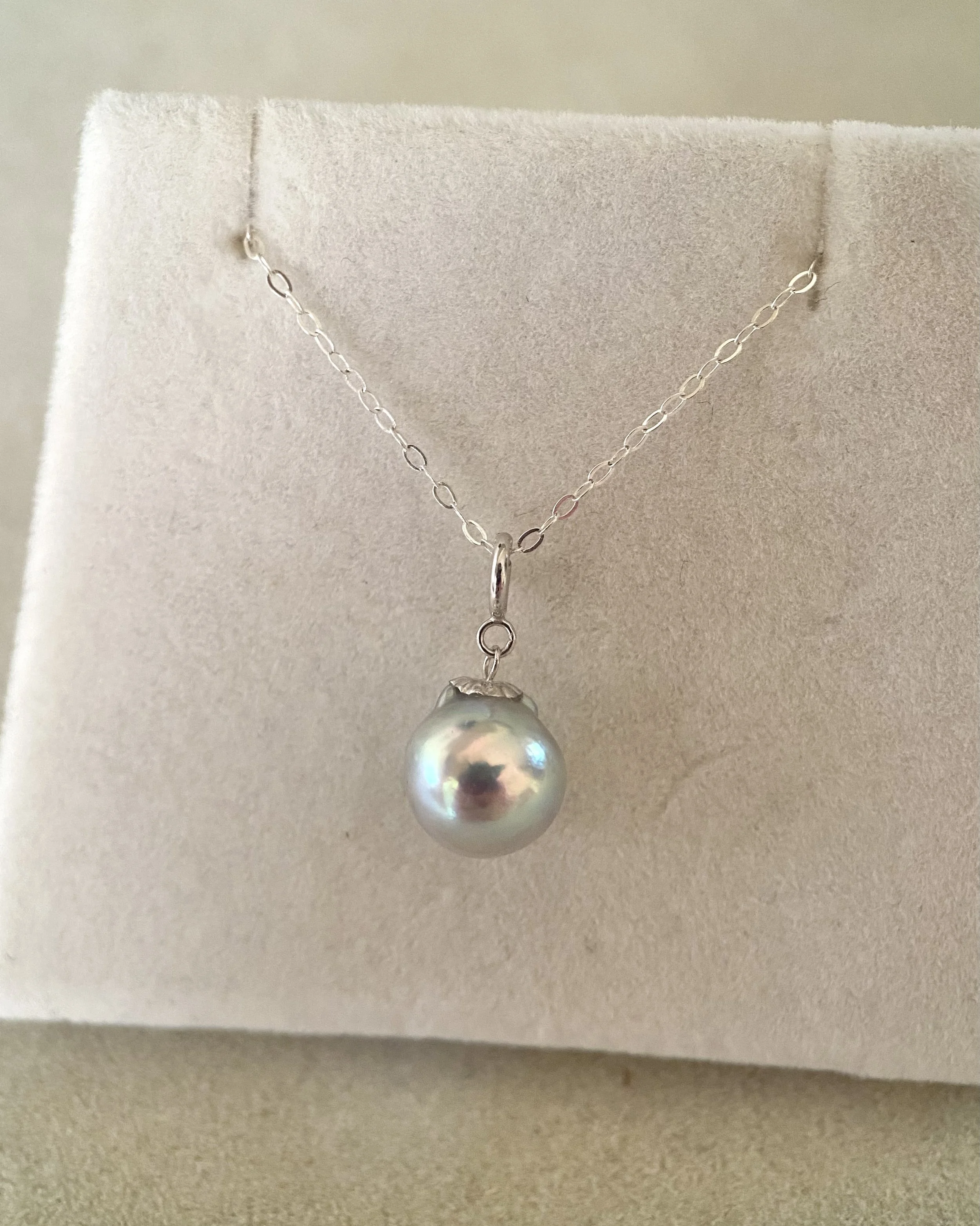 Silver Japanese Madama Akoya Pearl Cat-Eared Pendant 7.5-8mm, Liquid Mirror Lustre w/ Iridescent Overtone, Solid 18K White Gold Clasp Starlit Pearls