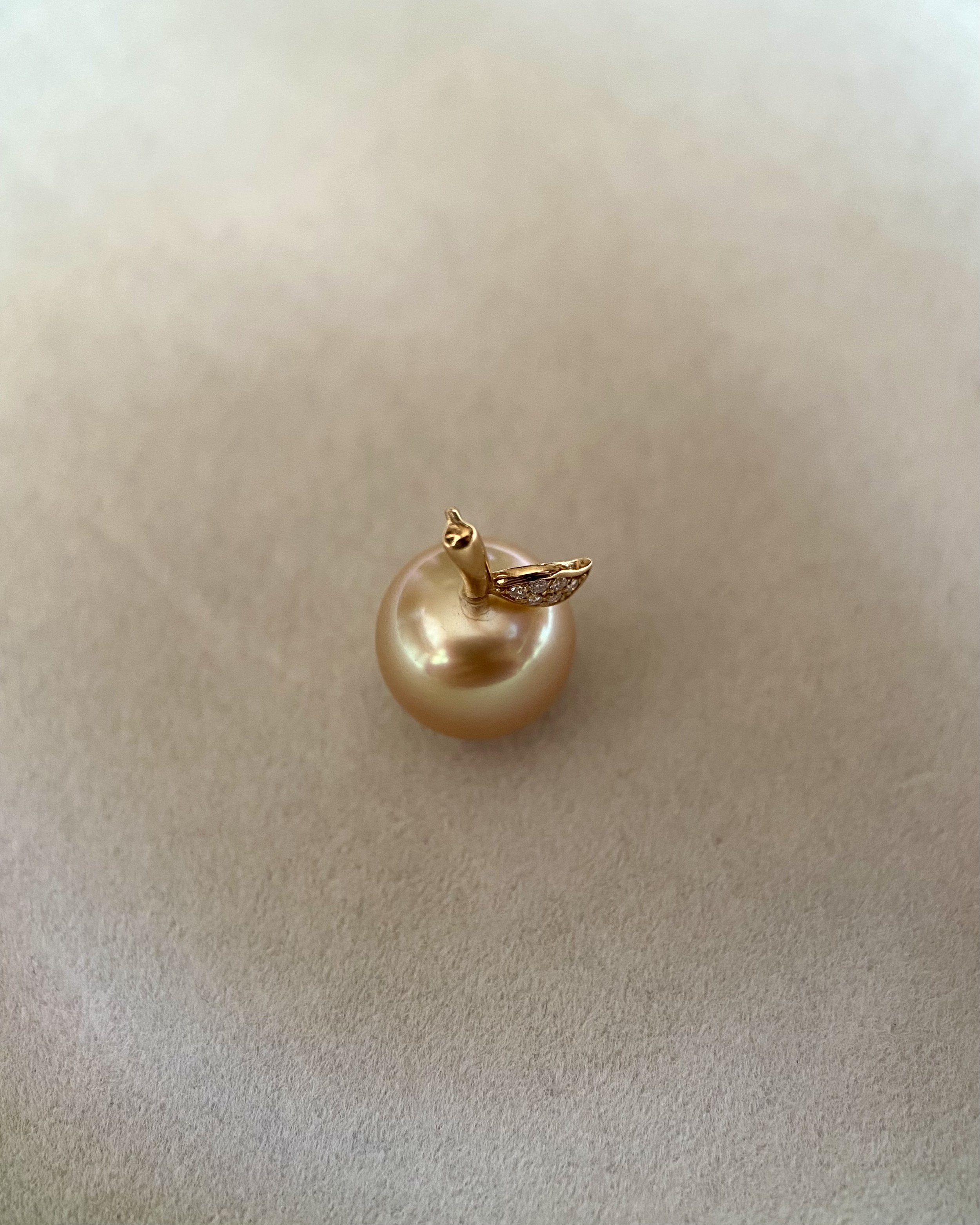 Golden Apple 10-10.5mm Japanese Amami Ōshima Golden Pearl Pendant – Warm Molten Glow, 18K Solid Gold Stem Design, Rare Natural Treasure Starlit Pearls