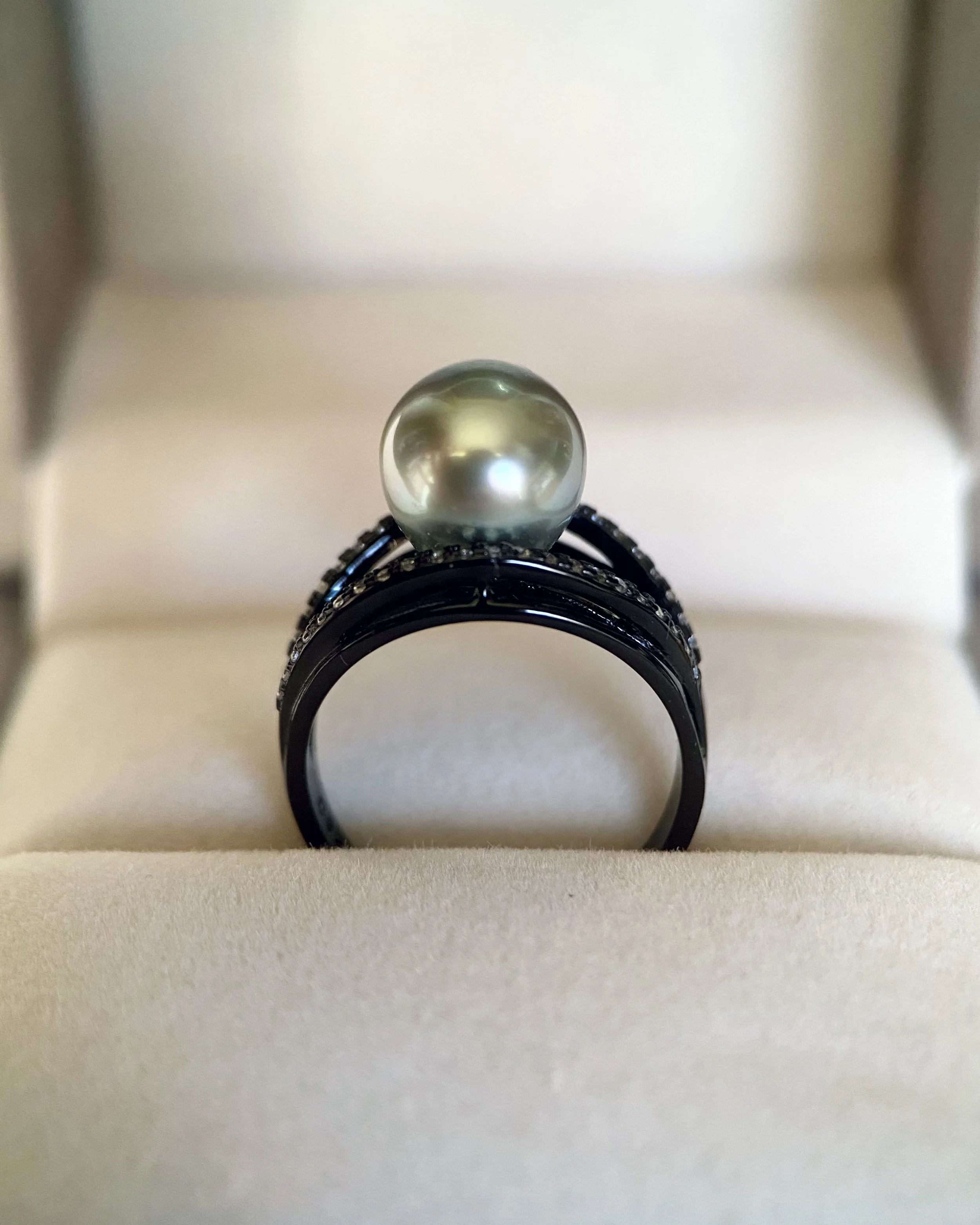 Platinum-Grey Tahitian South Sea Pearl Ring, Avocado-Green Overtone, 9-9.5mm, Modern Black-Plated S925 Silver Split-Arc Openwork Setting Starlit Pearls
