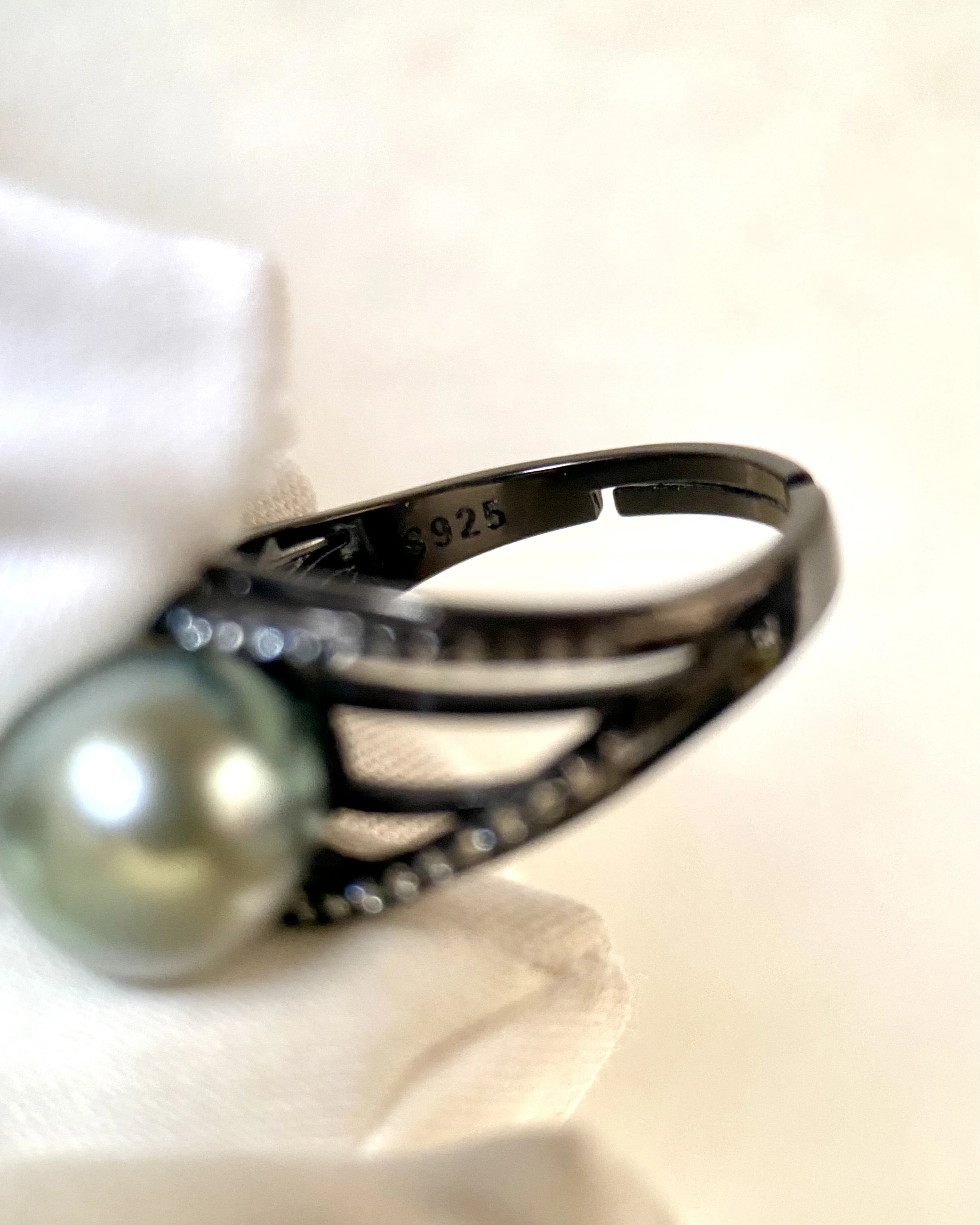 Platinum-Grey Tahitian South Sea Pearl Ring, Avocado-Green Overtone, 9-9.5mm, Modern Black-Plated S925 Silver Split-Arc Openwork Setting Starlit Pearls