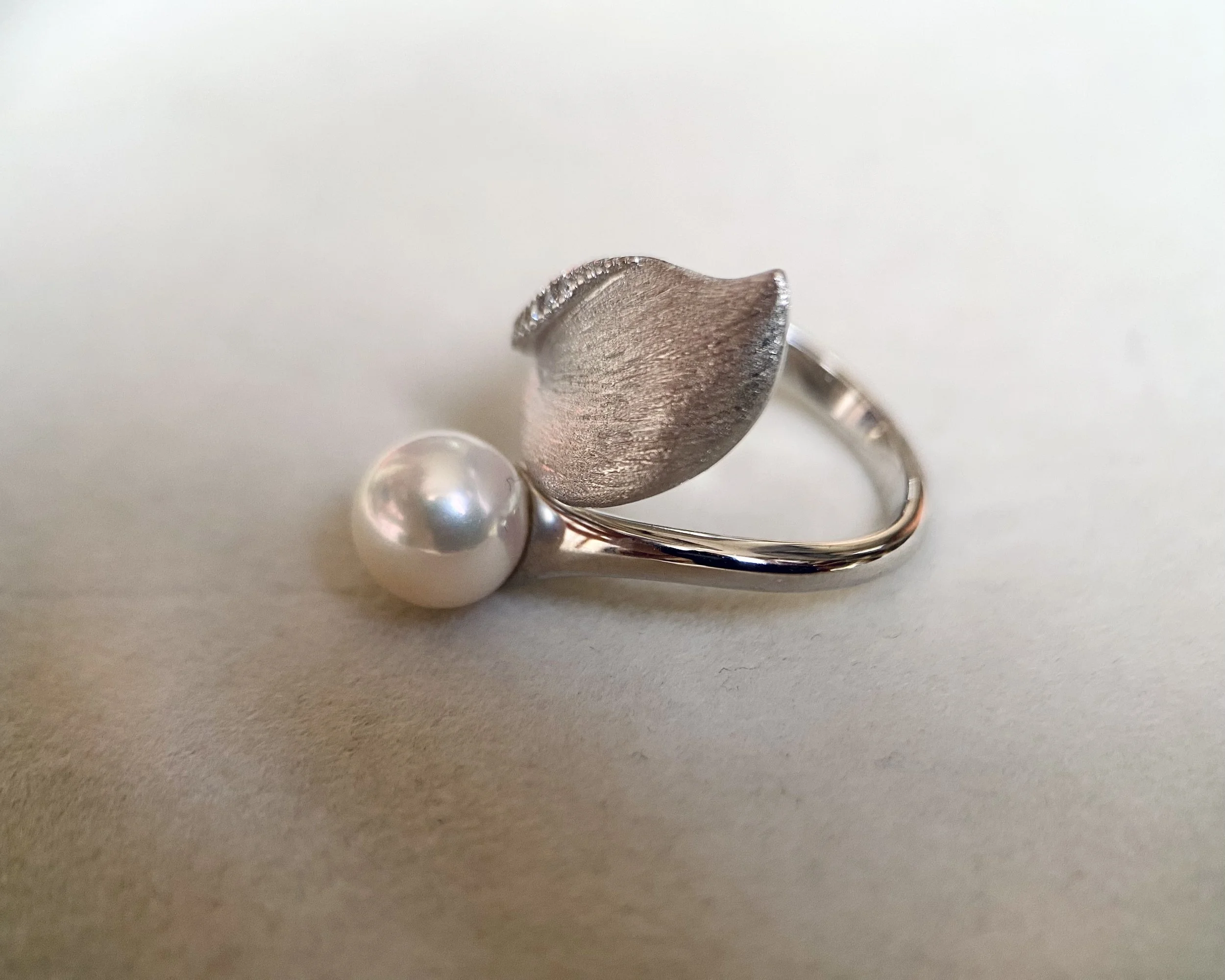 6A Aurora Lustre 7.5–8mm Japanese Crystal-White Akoya Pearl Ring, Pink Overtone, Sculptural Fish-Tail Brushed Silver &Pavé CZ Setting Starlit Pearls