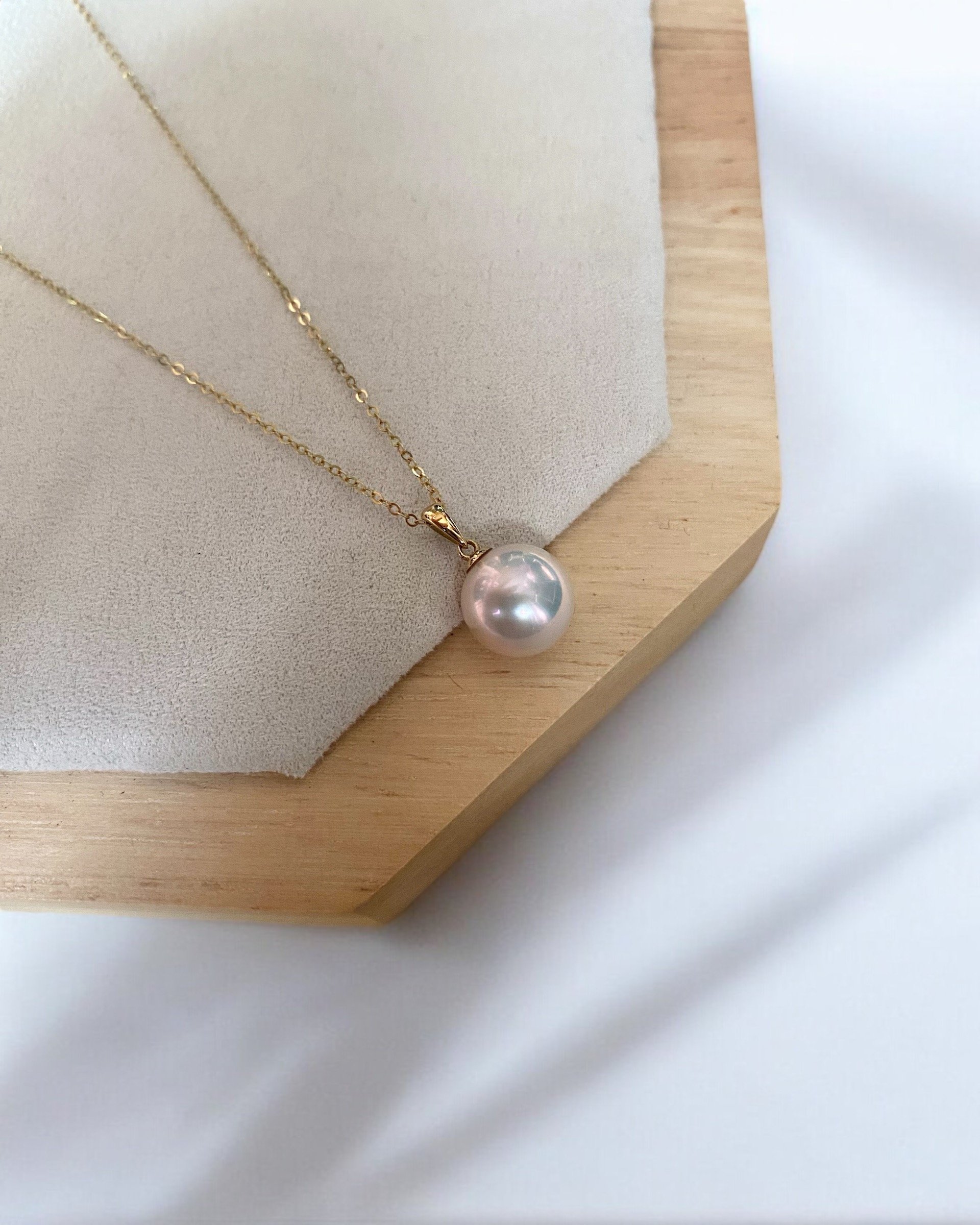 Perfect Top-Quality 9-9.5mm Japanese Rose Pink Freshwater Pearl Pendant, Brilliant Mirror-Like Aurora Lustre, Thick 18K/18CT Solid Gold Bail Starlit Pearls