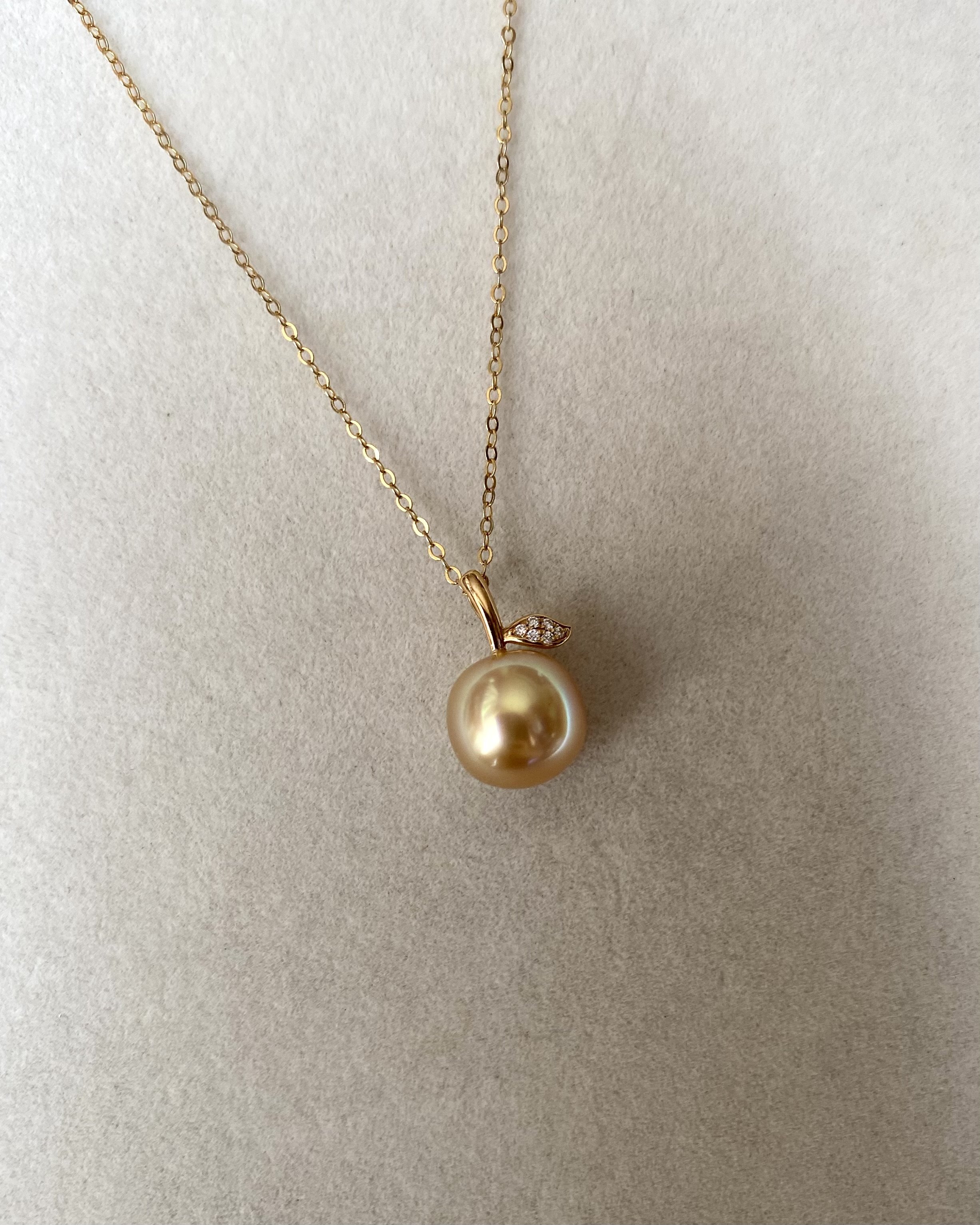 Golden Apple 10-10.5mm Japanese Amami Ōshima Golden Pearl Pendant – Warm Molten Glow, 18K Solid Gold Stem Design, Rare Natural Treasure Starlit Pearls