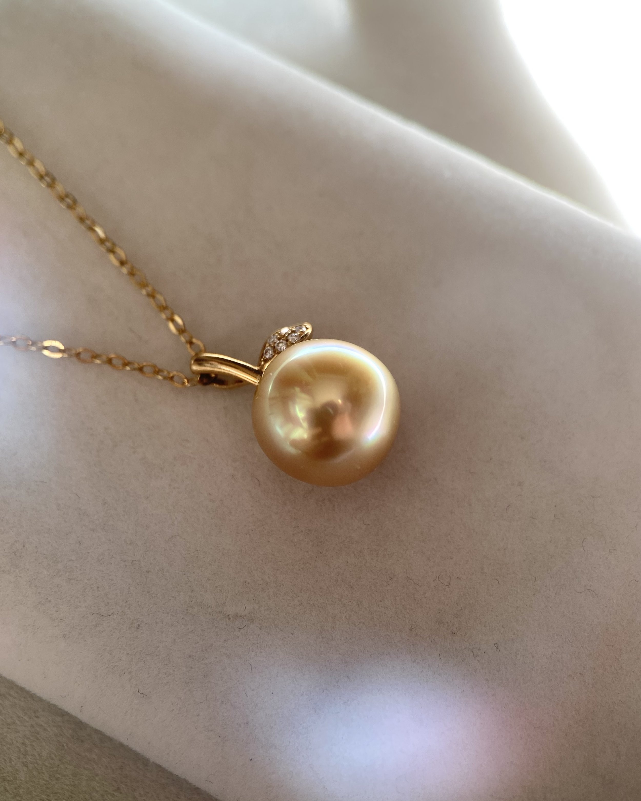 Golden Apple 10-10.5mm Japanese Amami Ōshima Golden Pearl Pendant – Warm Molten Glow, 18K Solid Gold Stem Design, Rare Natural Treasure Starlit Pearls
