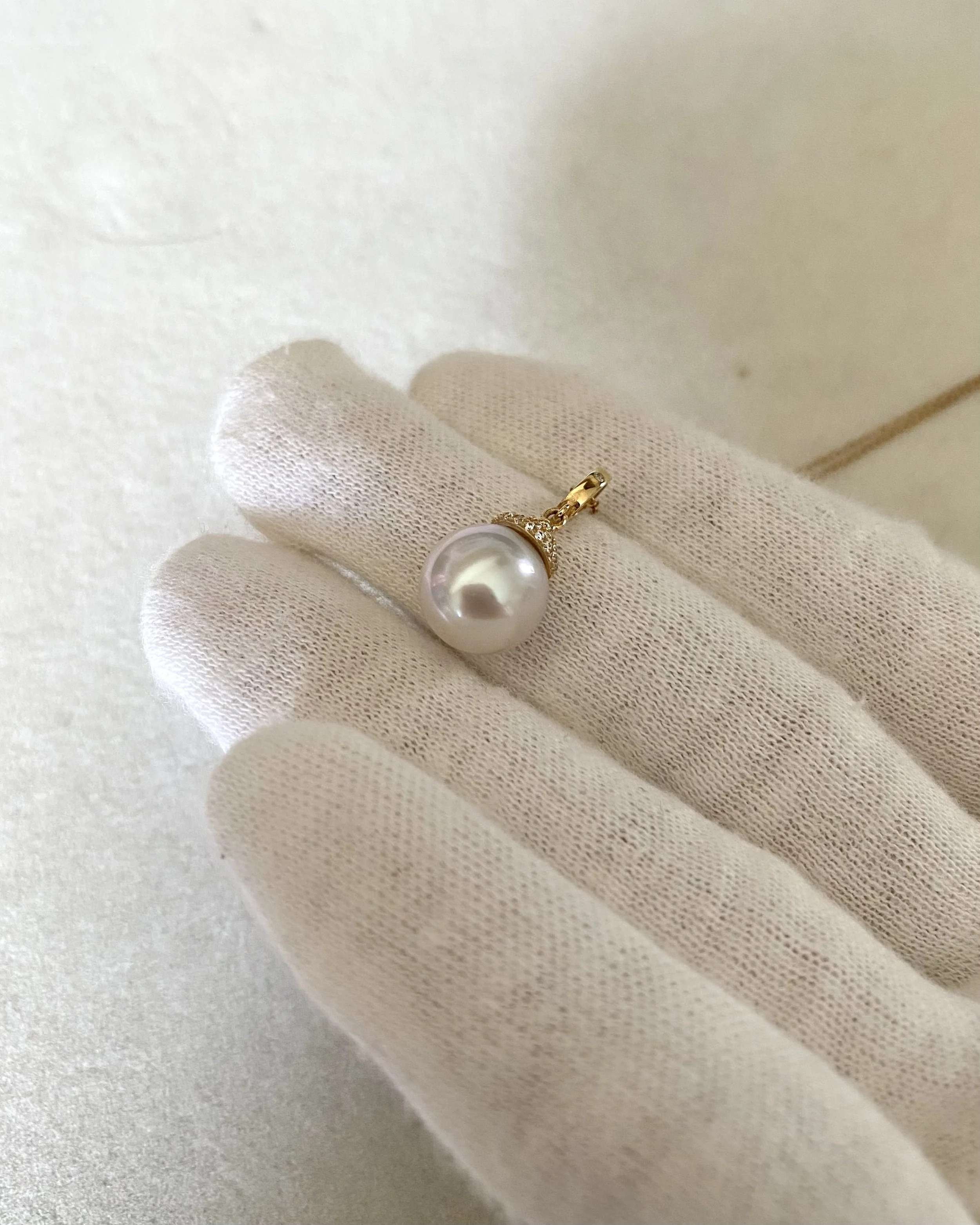 Solid 18K Gold & D0.003CT Diamond, White Australian South Sea Pearl Pendant 9.6mm,Detachable Pavé Crown Bail, Double-Tier Pavé Crown Starlit Pearls