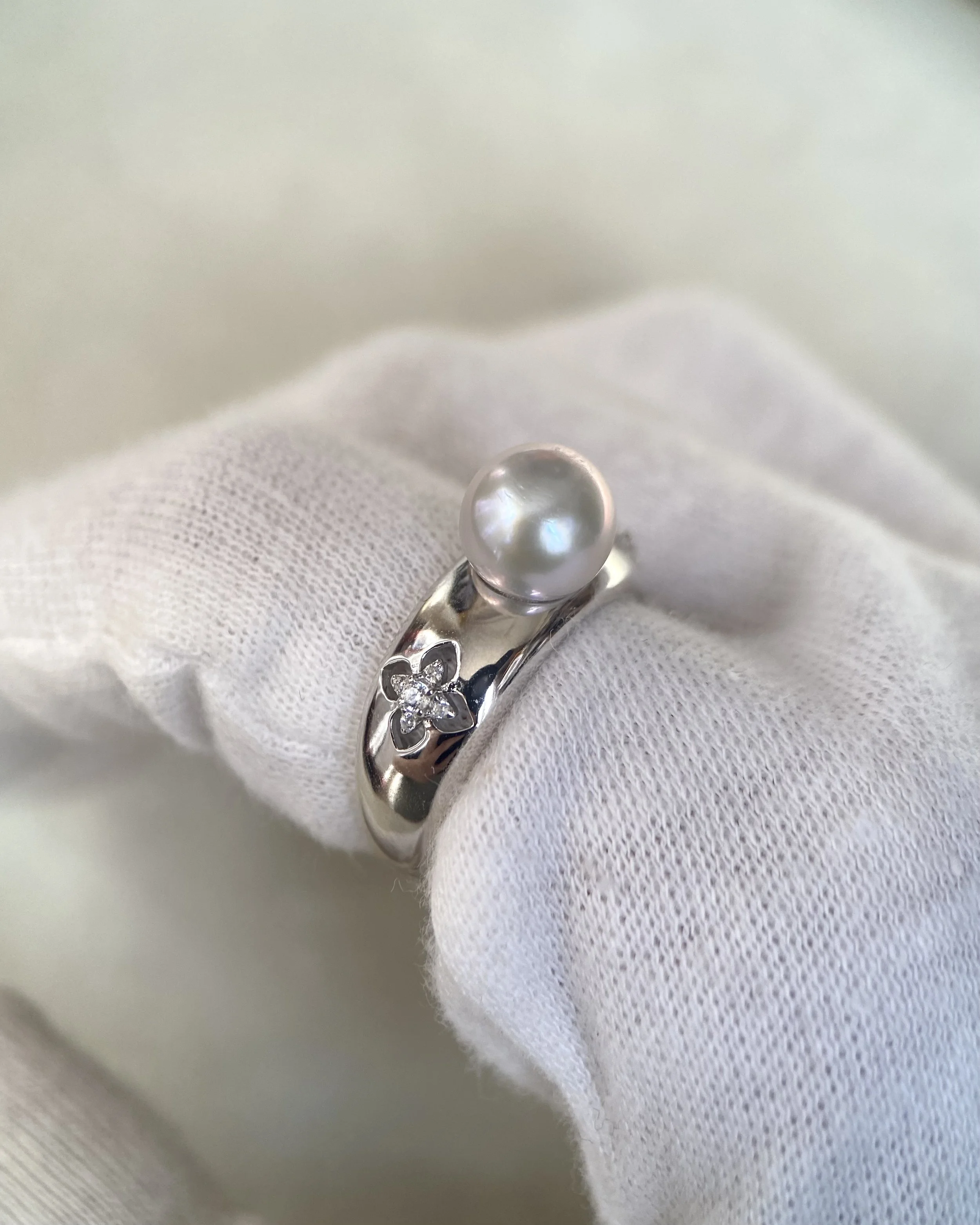 Natural Silver-Grey Japanese Madama Akoya Pearl Sculptural Ring 8.1mm, 3D Openwork Floral S925 Sterling Silver, Exhibition Piece