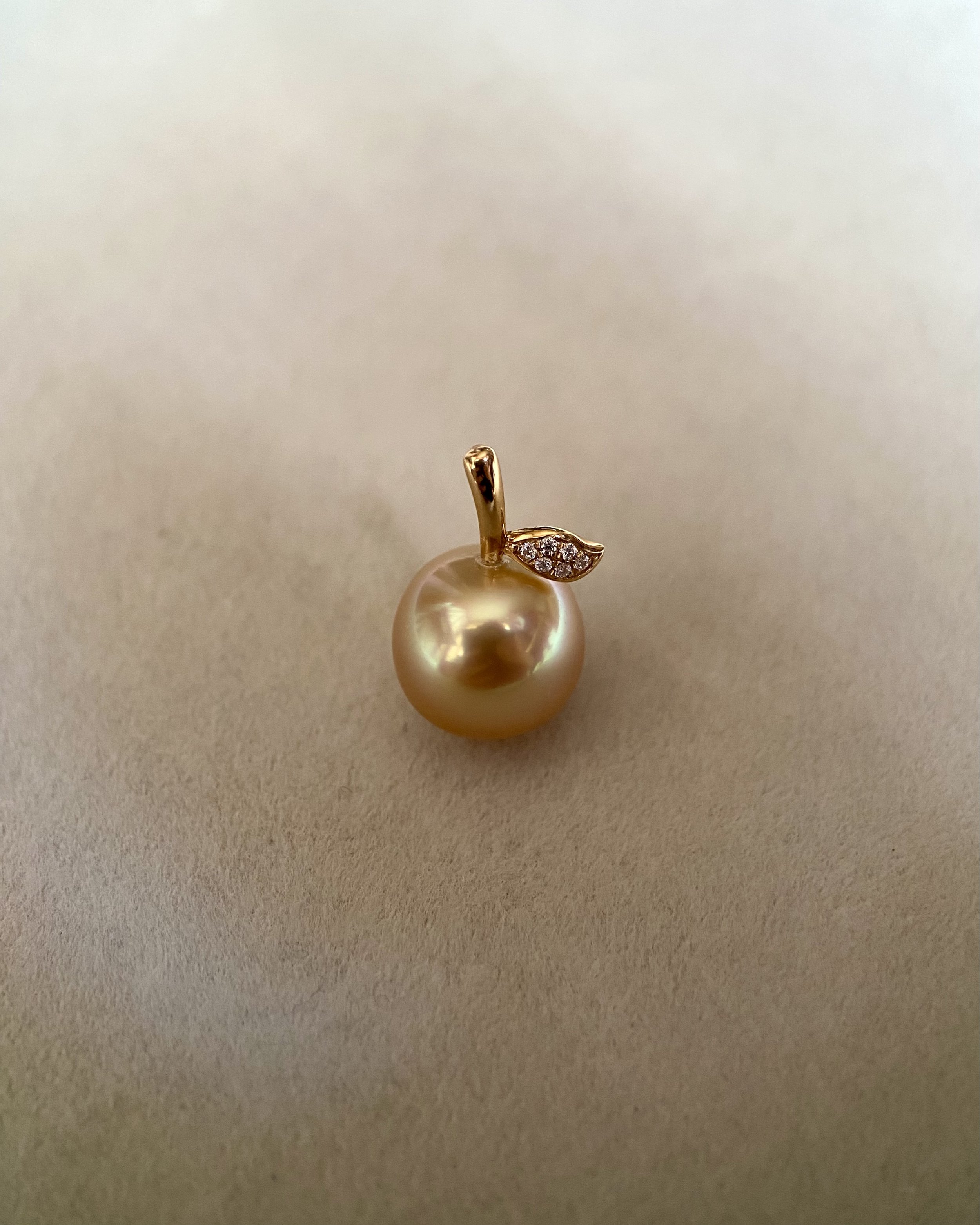 Golden Apple 10-10.5mm Japanese Amami Ōshima Golden Pearl Pendant – Warm Molten Glow, 18K Solid Gold Stem Design, Rare Natural Treasure