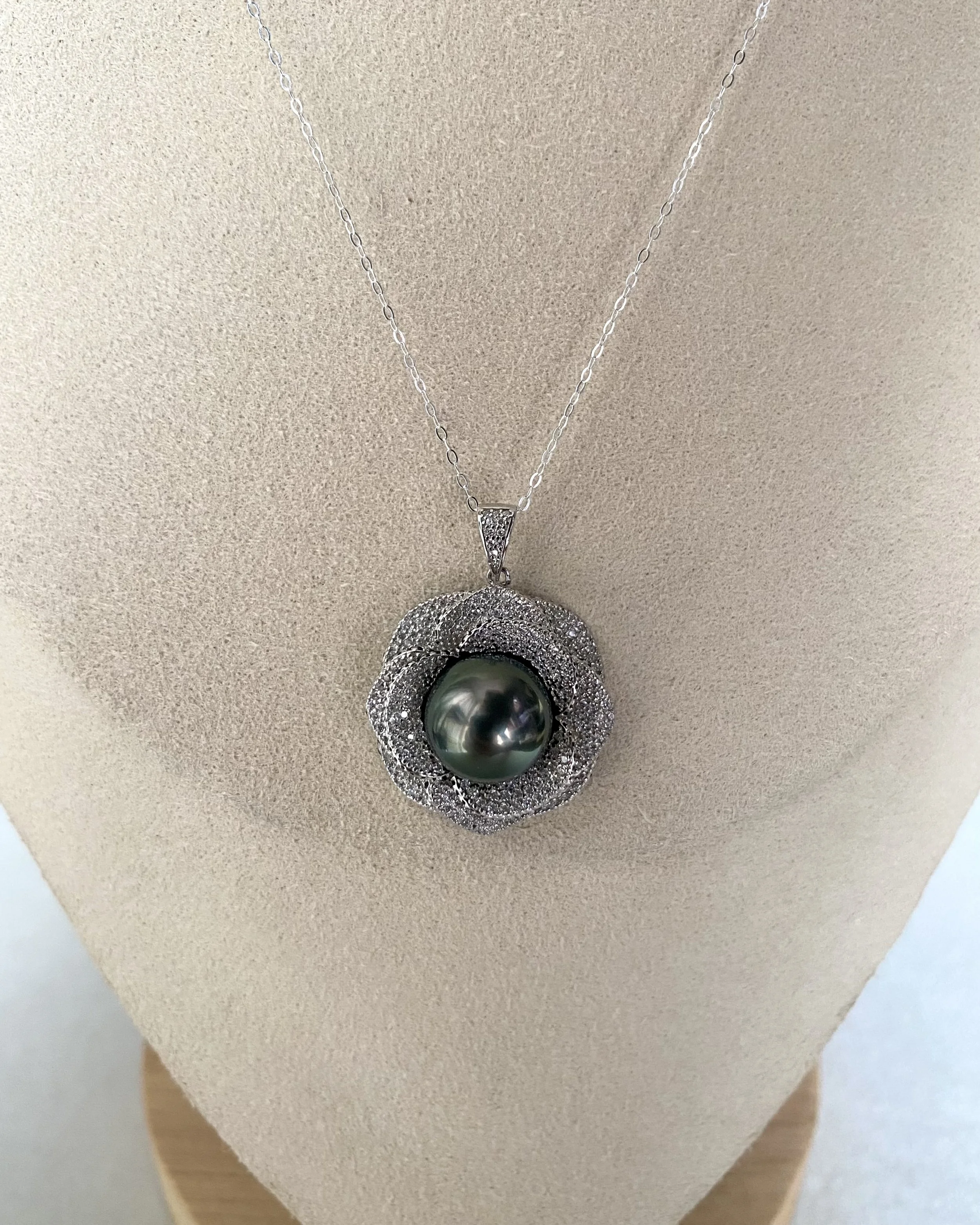 11mm Tahitian Obsidian Green South Sea Pearl Pendant – Piaget Rose-Inspired Petalburst Design in S925 with Pavé CZ, Oil-Sheen Lustre, Black Starlit Pearls