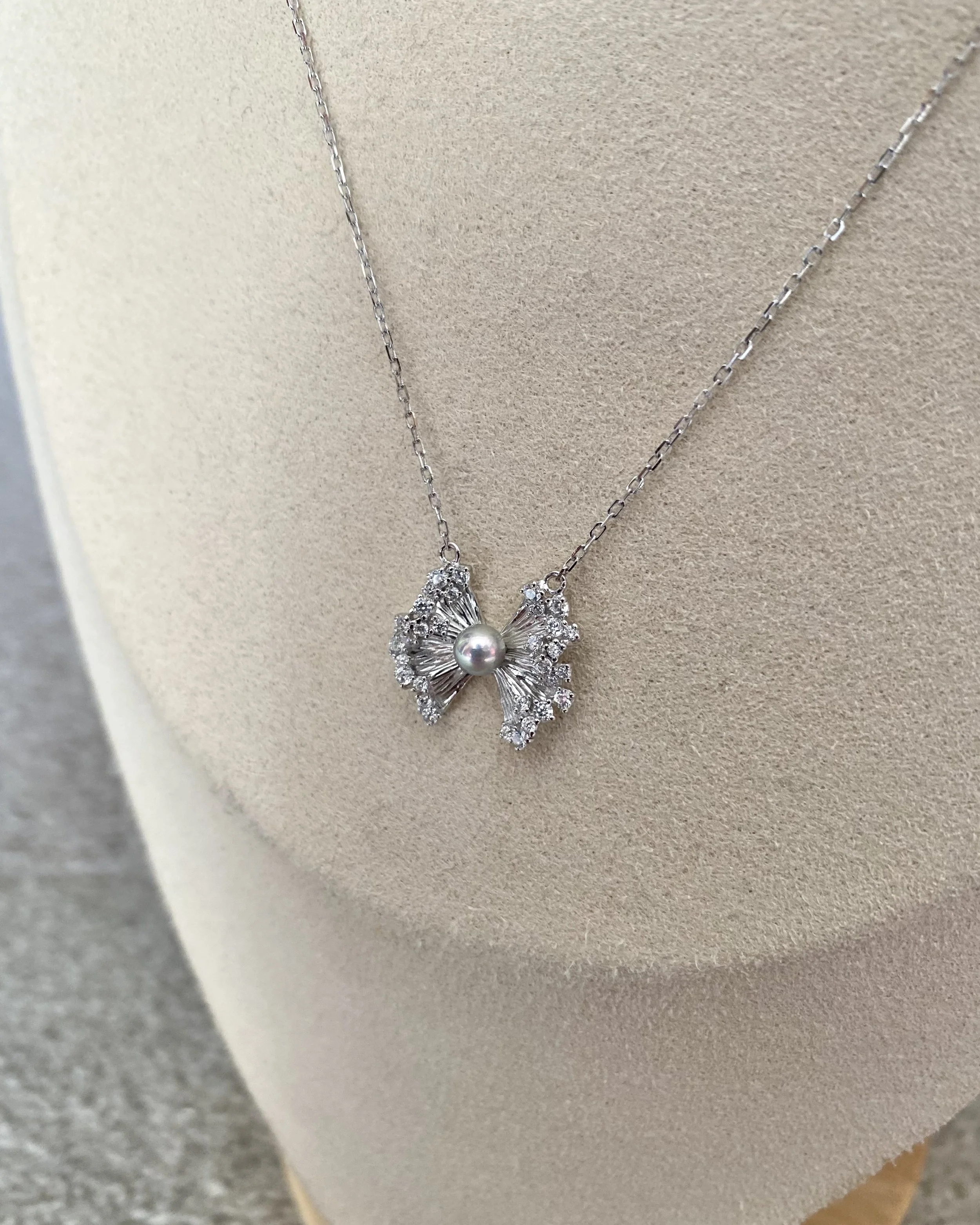 Top Gr Japanese Silver-Grey Saiundama Akoya Pearl Pendant Necklace 4.4mm, Radiating Ribbon Bow S925 Design, Iridescent Rainbow Orient Starlit Pearls