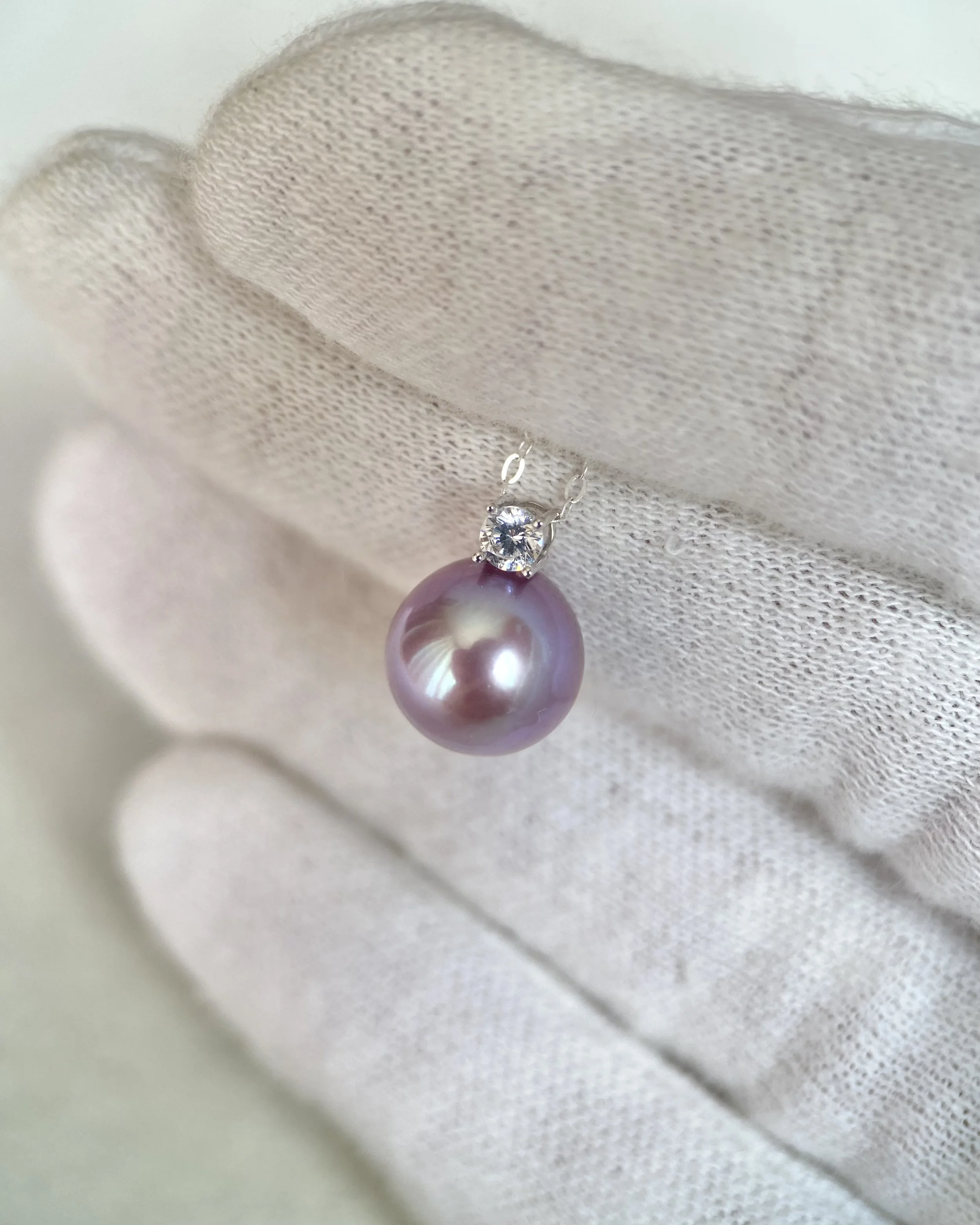 Solid 18K White Gold_Top Quality Eminence Purple Freshwater Pearl Pendant 9.5mm, Crystal-Clear Gem Lustre with Peacock Green Overtone Starlit Pearl