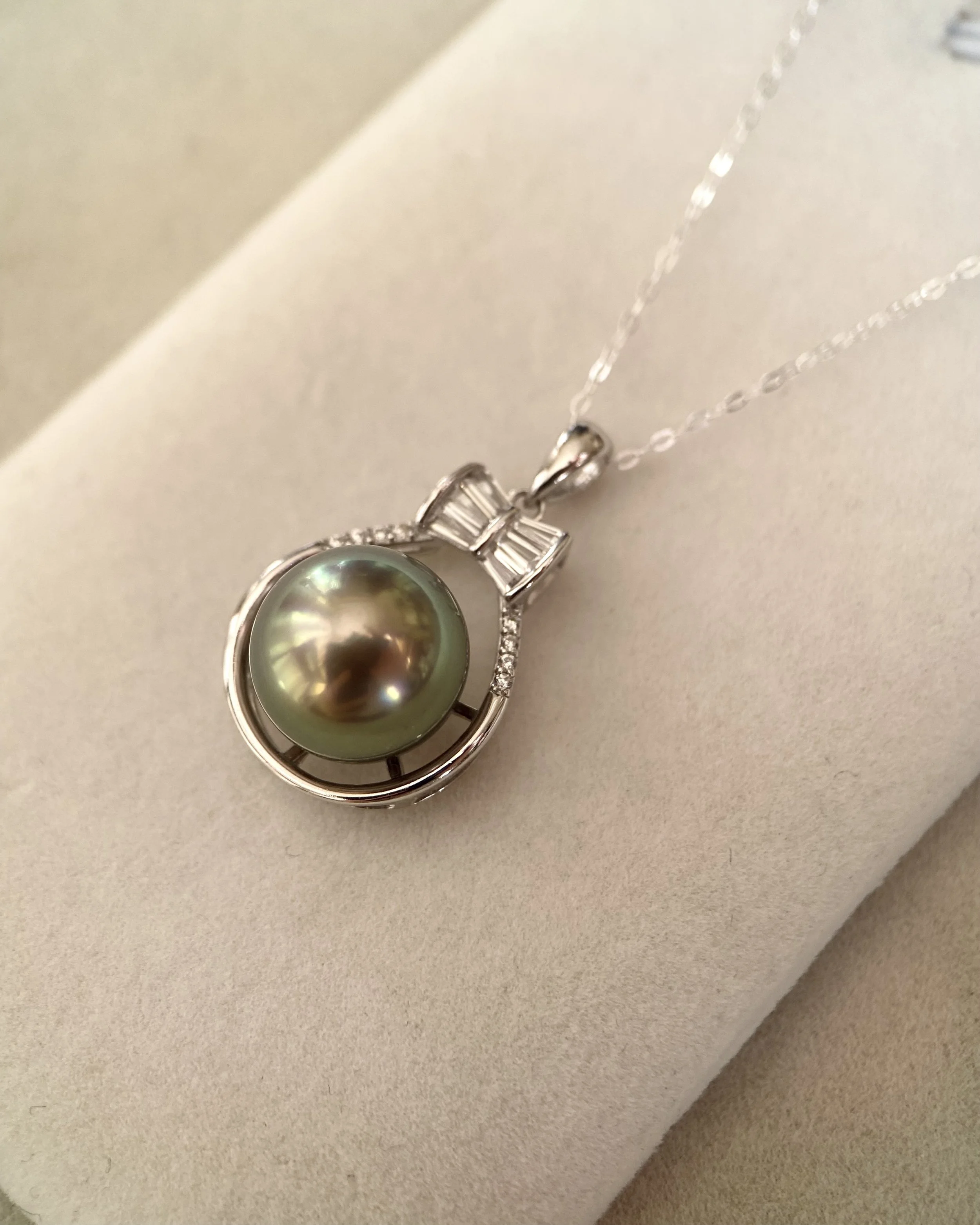 11mm Avocado Green Tahitian South Sea Pearl Pendant, Pink-Purple Gradient, Japanese-Made Elegant Bow Princess S925 Silver Setting Starlit Pearls