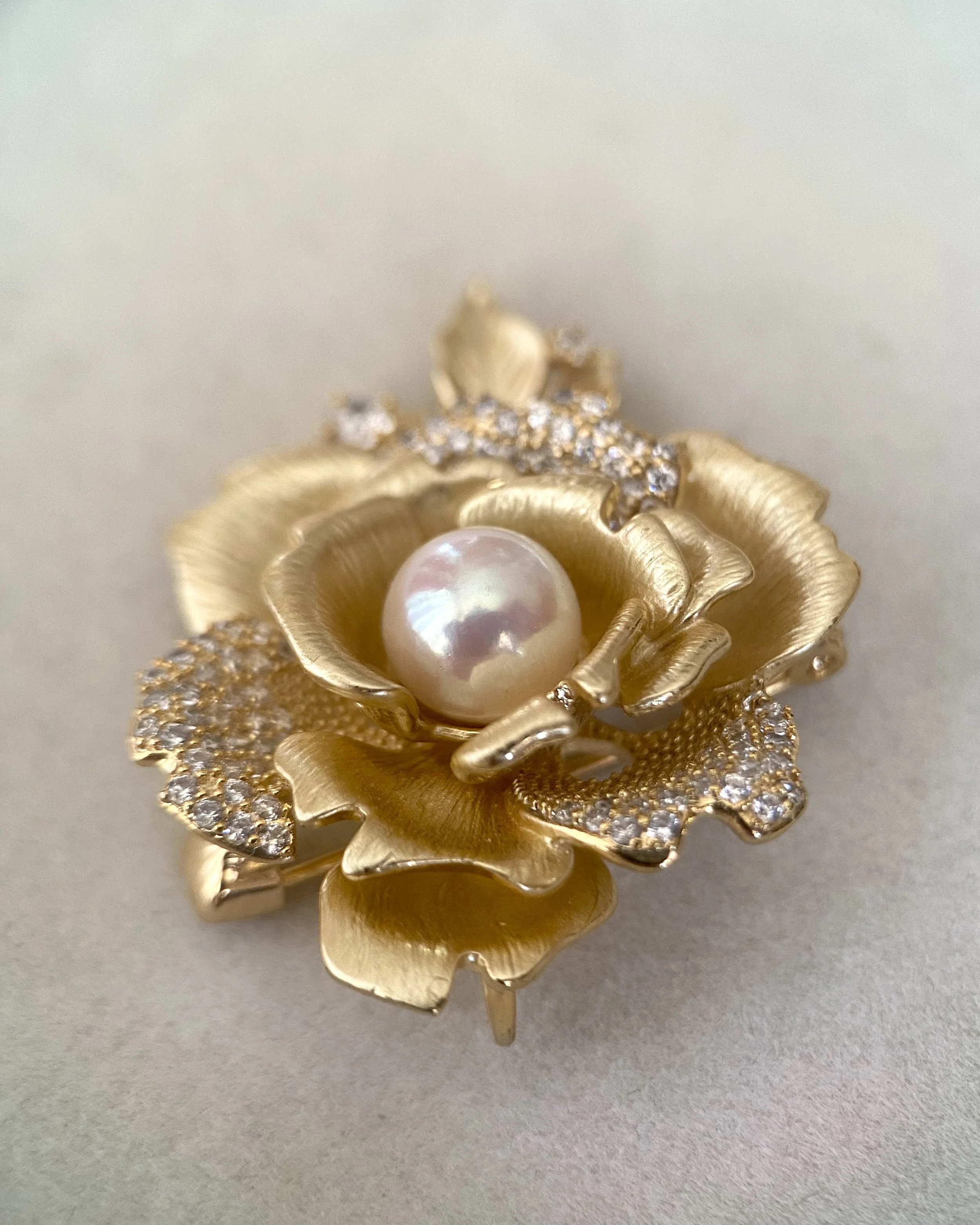 8mm Sakura-Pink Japanese Koshimono Akoya Pearl Brooch, Crystalline Lustre, Palace-Style Radiant Golden Floral Brushed & CZ, Scarf Pin