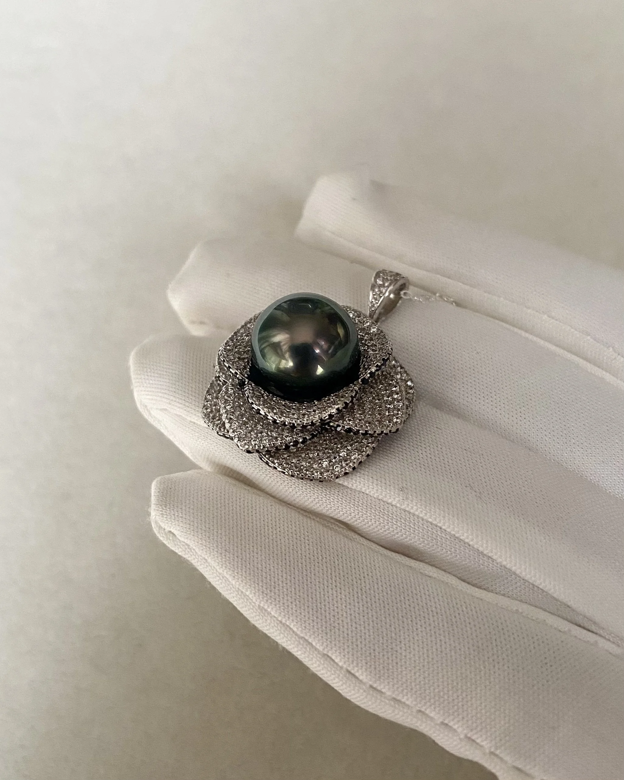 11mm Tahitian Obsidian Green South Sea Pearl Pendant – Piaget Rose-Inspired Petalburst Design in S925 with Pavé CZ, Oil-Sheen Lustre, Black Starlit Pearls