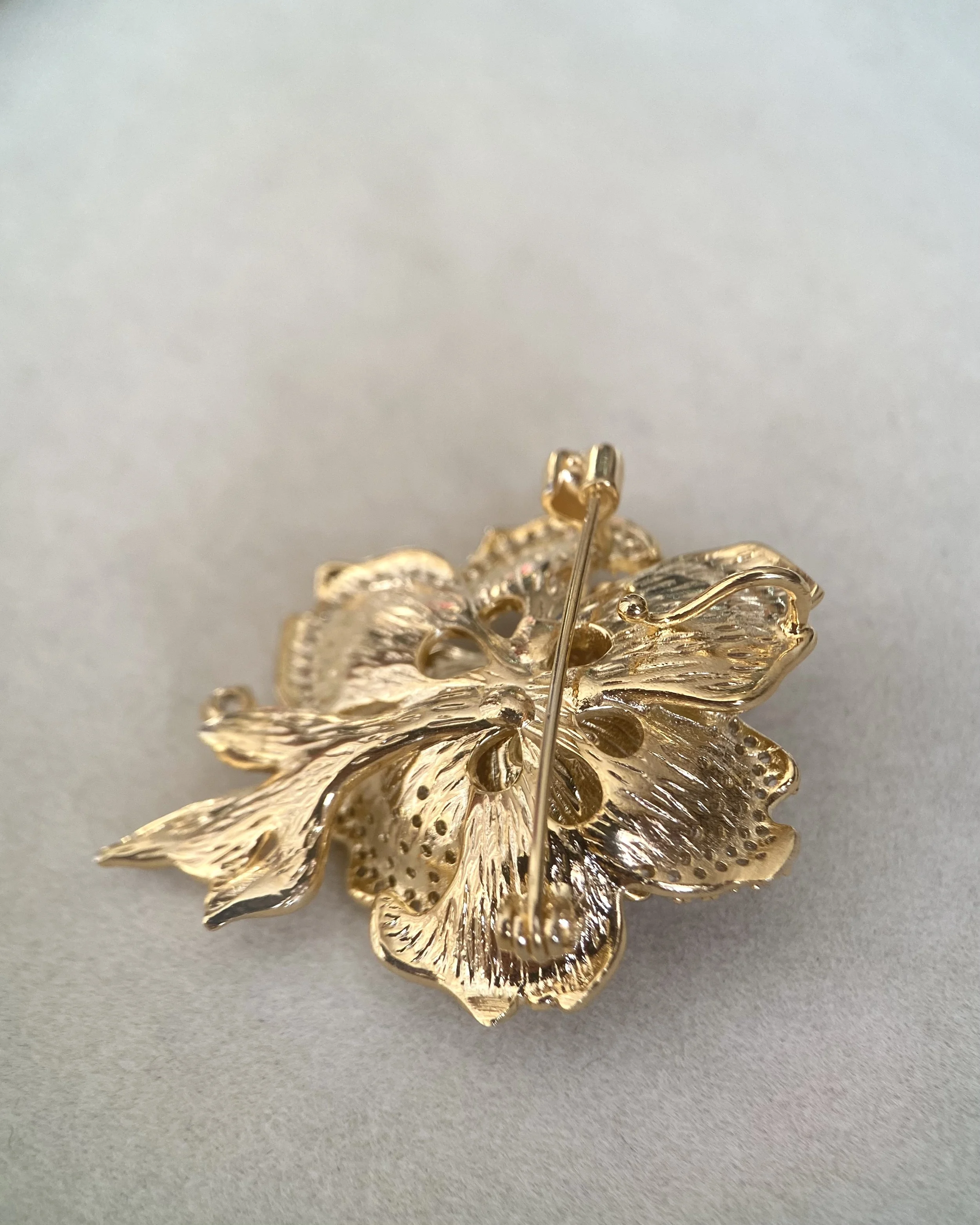 8mm Sakura-Pink Japanese Koshimono Akoya Pearl Brooch, Crystalline Lustre, Palace-Style Radiant Golden Floral Brushed & CZ, Scarf Pin