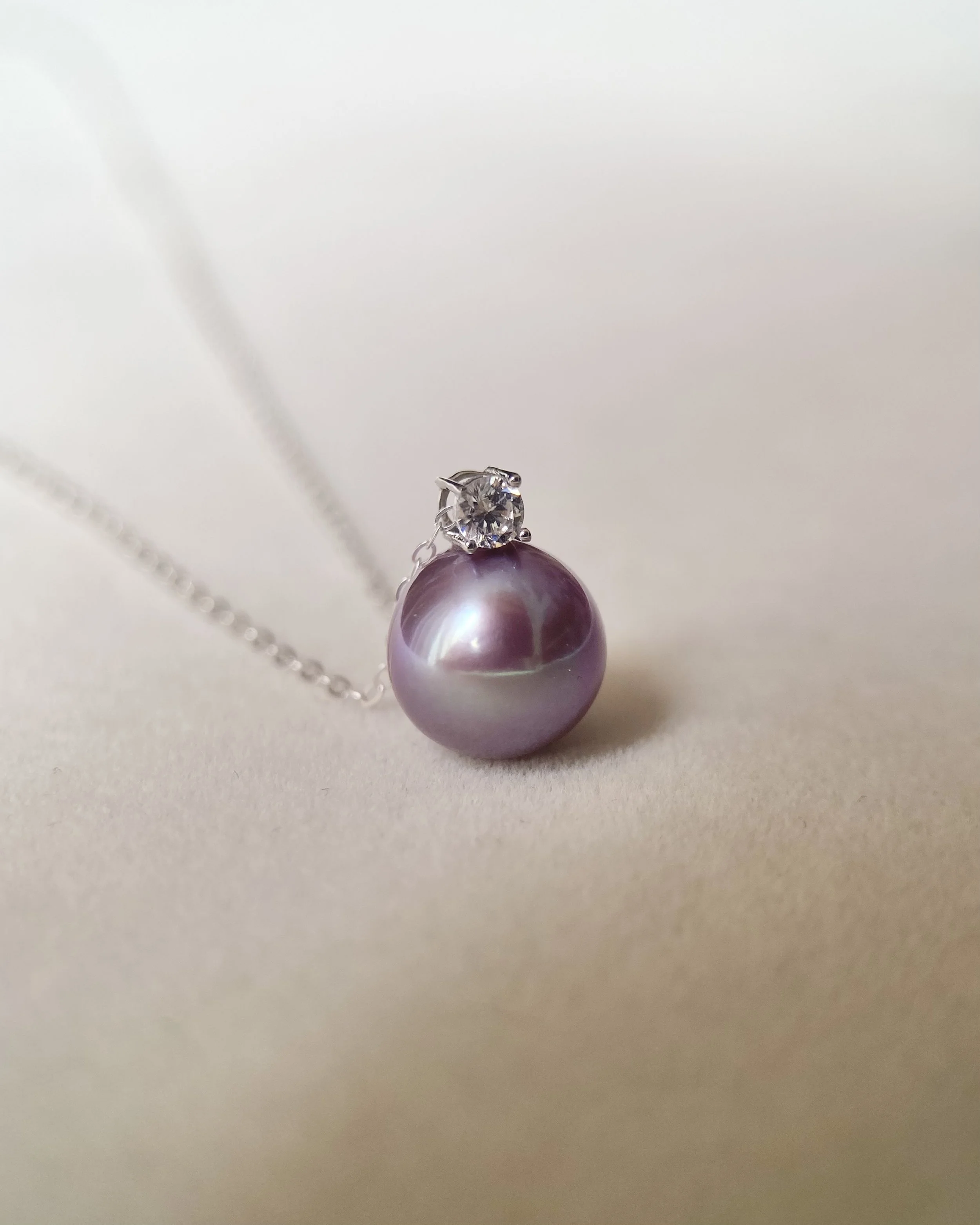 Solid 18K White Gold_Top Quality Eminence Purple Freshwater Pearl Pendant 9.5mm, Crystal-Clear Gem Lustre with Peacock Green Overtone Starlit Pearl