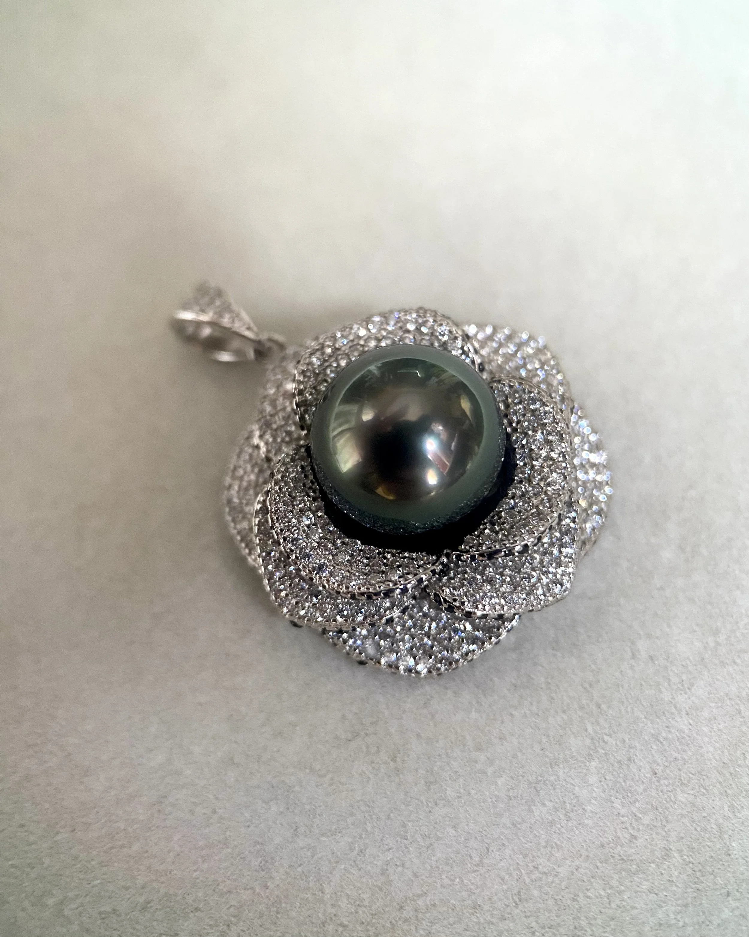 11mm Tahitian Obsidian Green South Sea Pearl Pendant – Piaget Rose-Inspired Petalburst Design in S925 with Pavé CZ, Oil-Sheen Lustre, Black Starlit Pearls