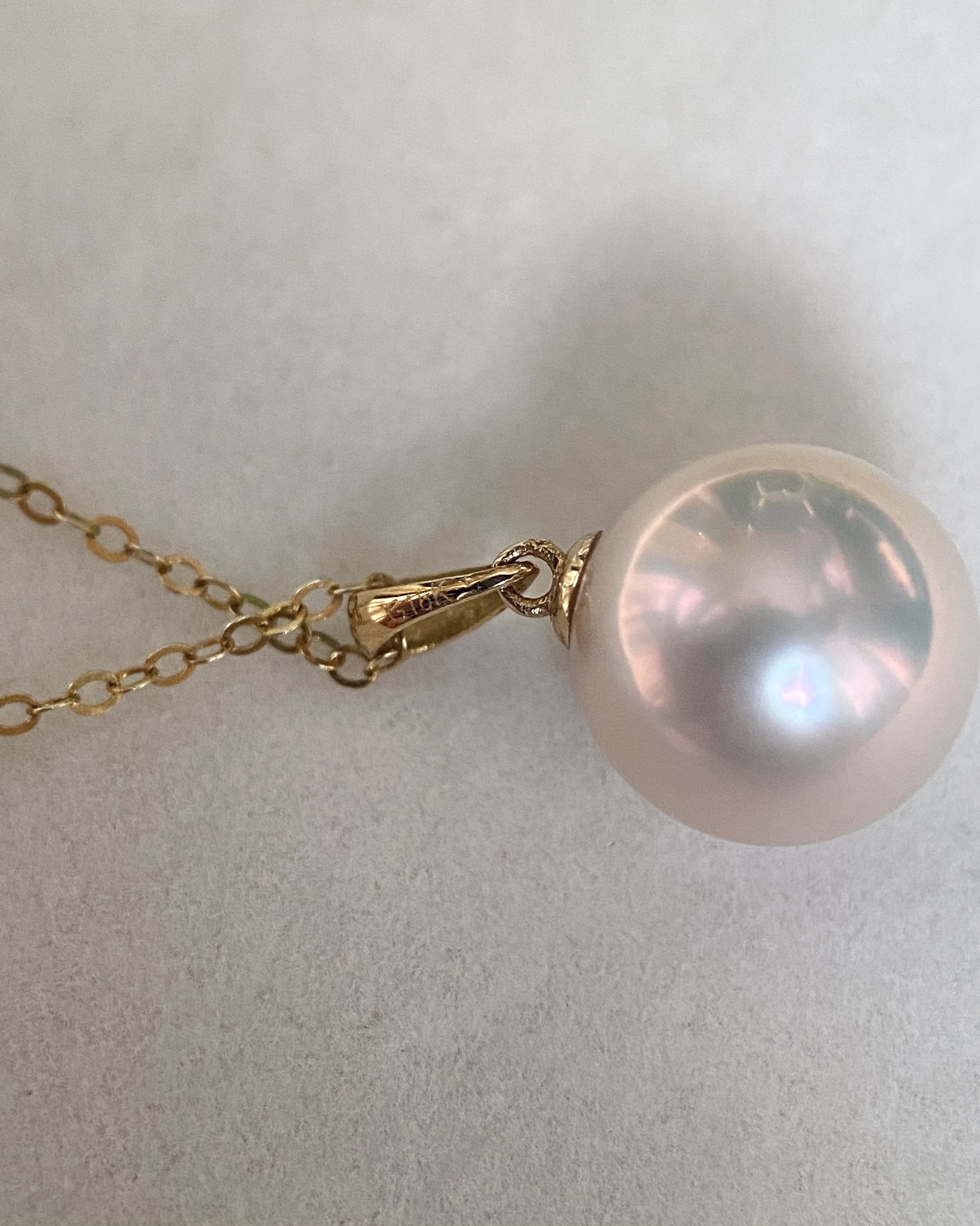 Perfect Top-Quality 9-9.5mm Japanese Rose Pink Freshwater Pearl Pendant, Brilliant Mirror-Like Aurora Lustre, Thick 18K/18CT Solid Gold Bail Starlit Pearls