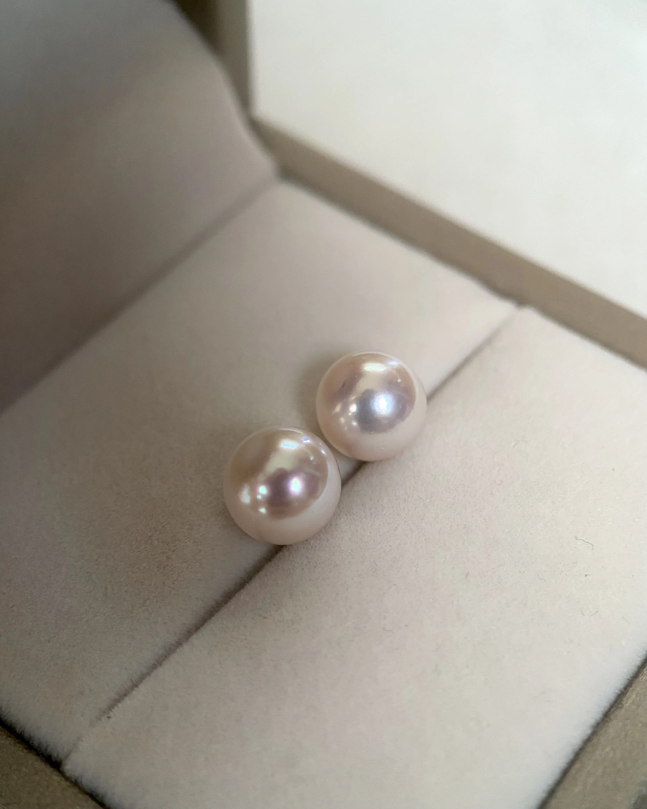 18K Solid Gold_Rare 8.5mm Sakura-Pink Japanese Koshimono Akoya Pearl Earrings, Tennyo Quality with 6A Aurora Lustre Starlit Pearls