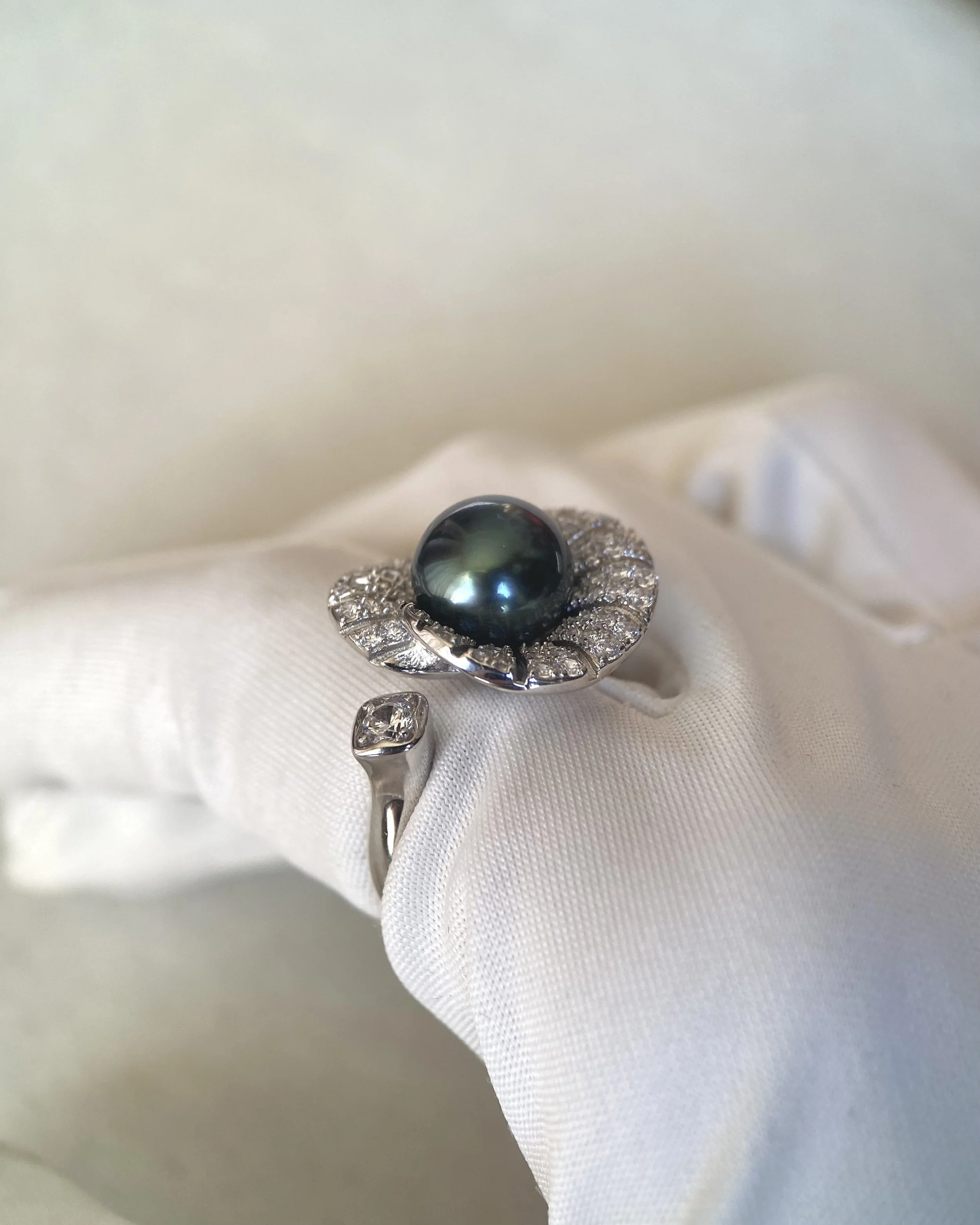 Tahitian Deep Peacock-Green South Sea Pearl Ring 9.5mm, Rich Mirror Lustre, Oriental-Inspired Sparkling Lotus-Leaf & Root S925 Design Starlit Pearls