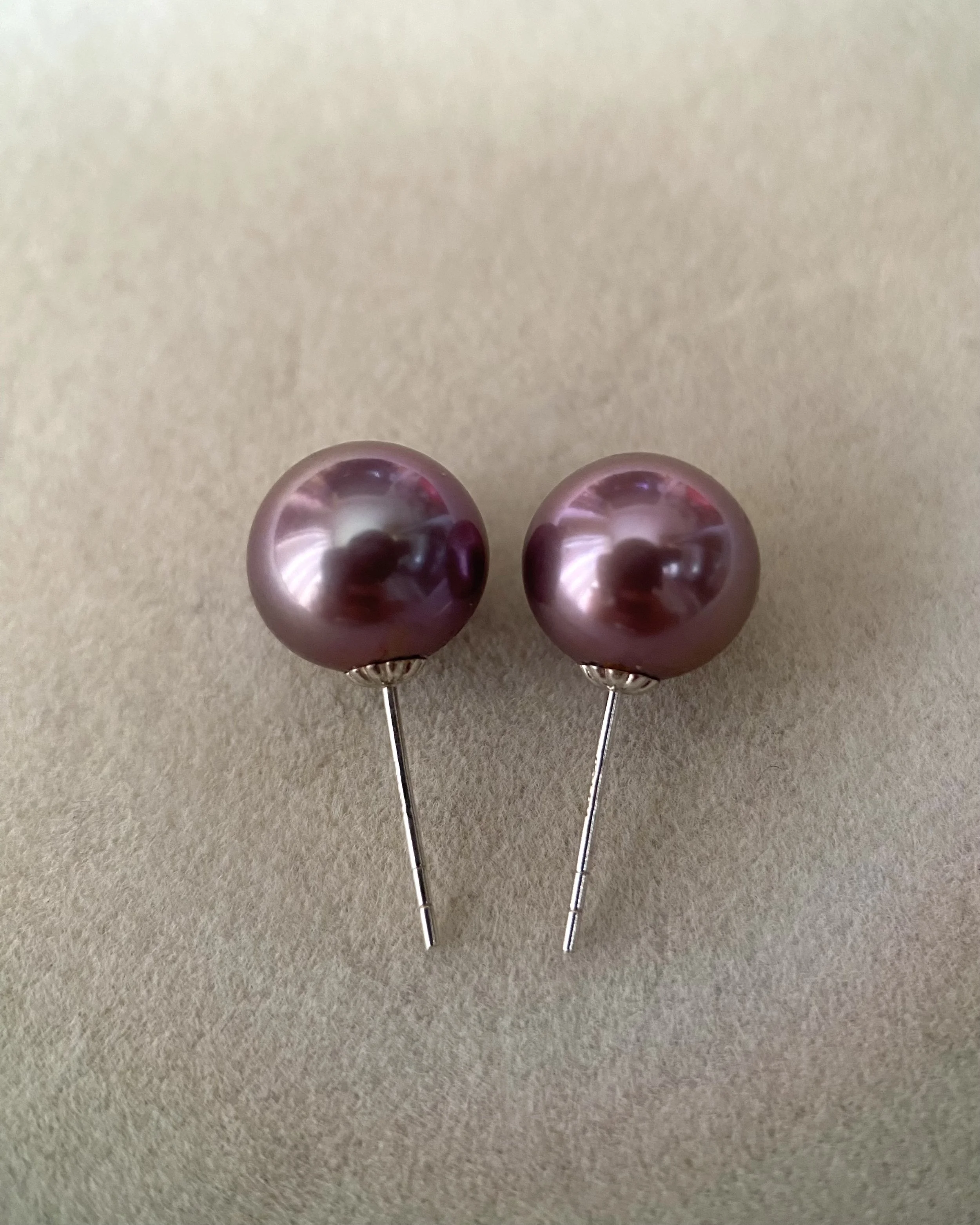 Solid 18K White Gold_Natural Wine Purple Freshwater Pearl Stud Earrings 9.5mm, Rich Metallic Lustre, Undyed Natural Colour