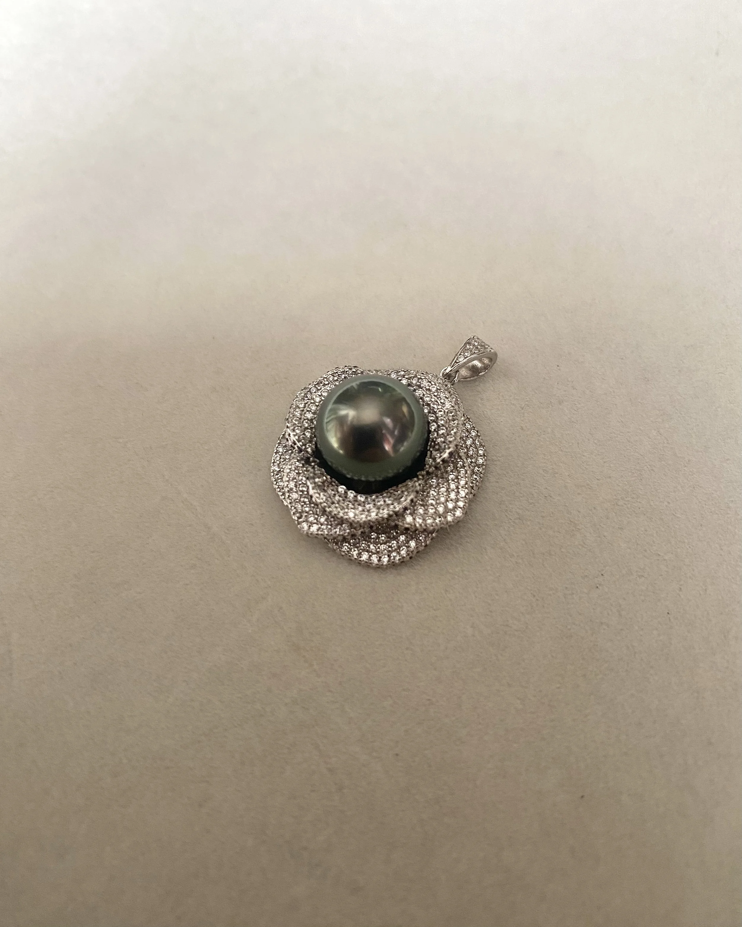 11mm Tahitian Obsidian Green South Sea Pearl Pendant – Piaget Rose-Inspired Petalburst Design in S925 with Pavé CZ, Oil-Sheen Lustre, Black Starlit Pearls