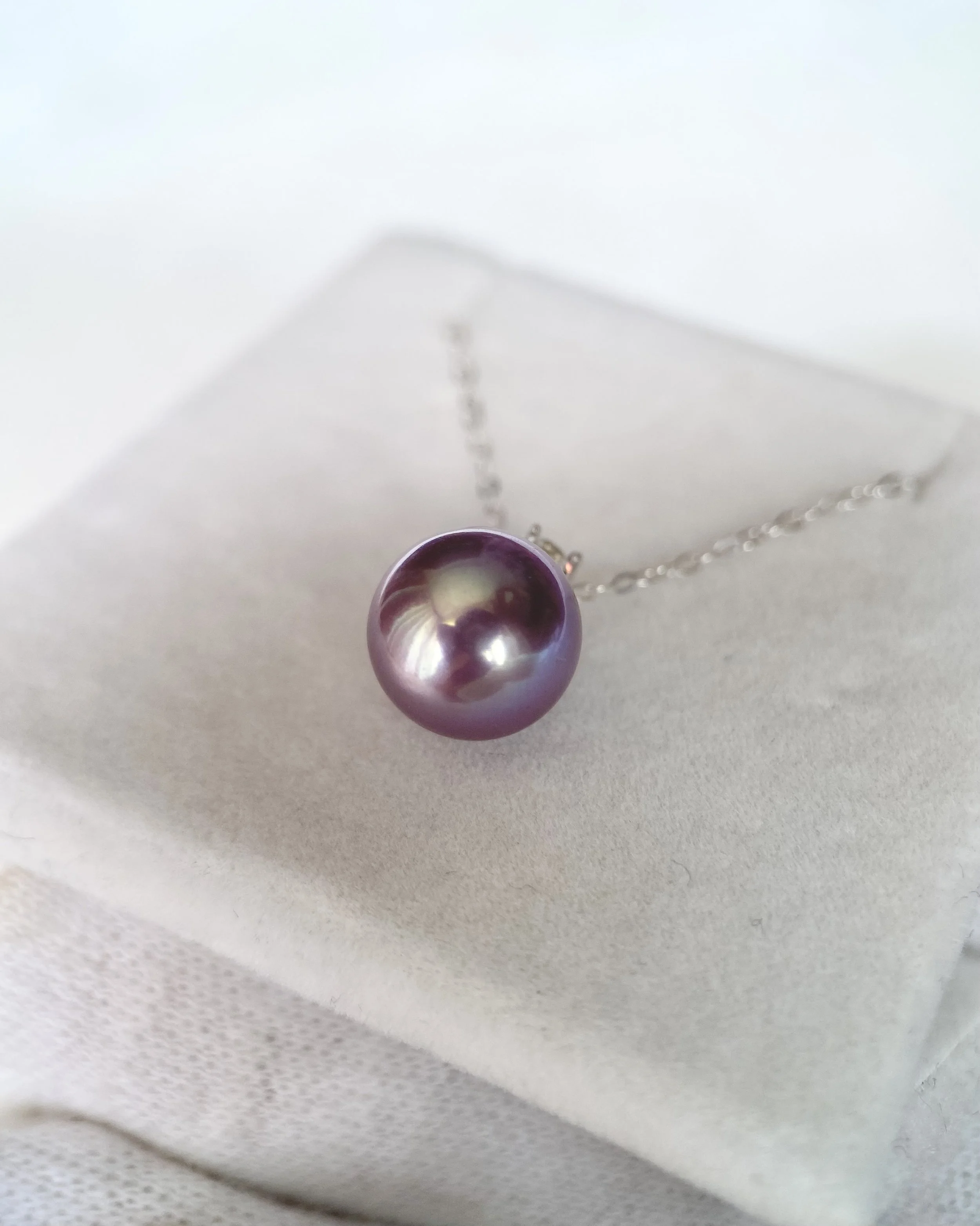 Solid 18K White Gold_Top Quality Eminence Purple Freshwater Pearl Pendant 9.5mm, Crystal-Clear Gem Lustre with Peacock Green Overtone Starlit Pearl