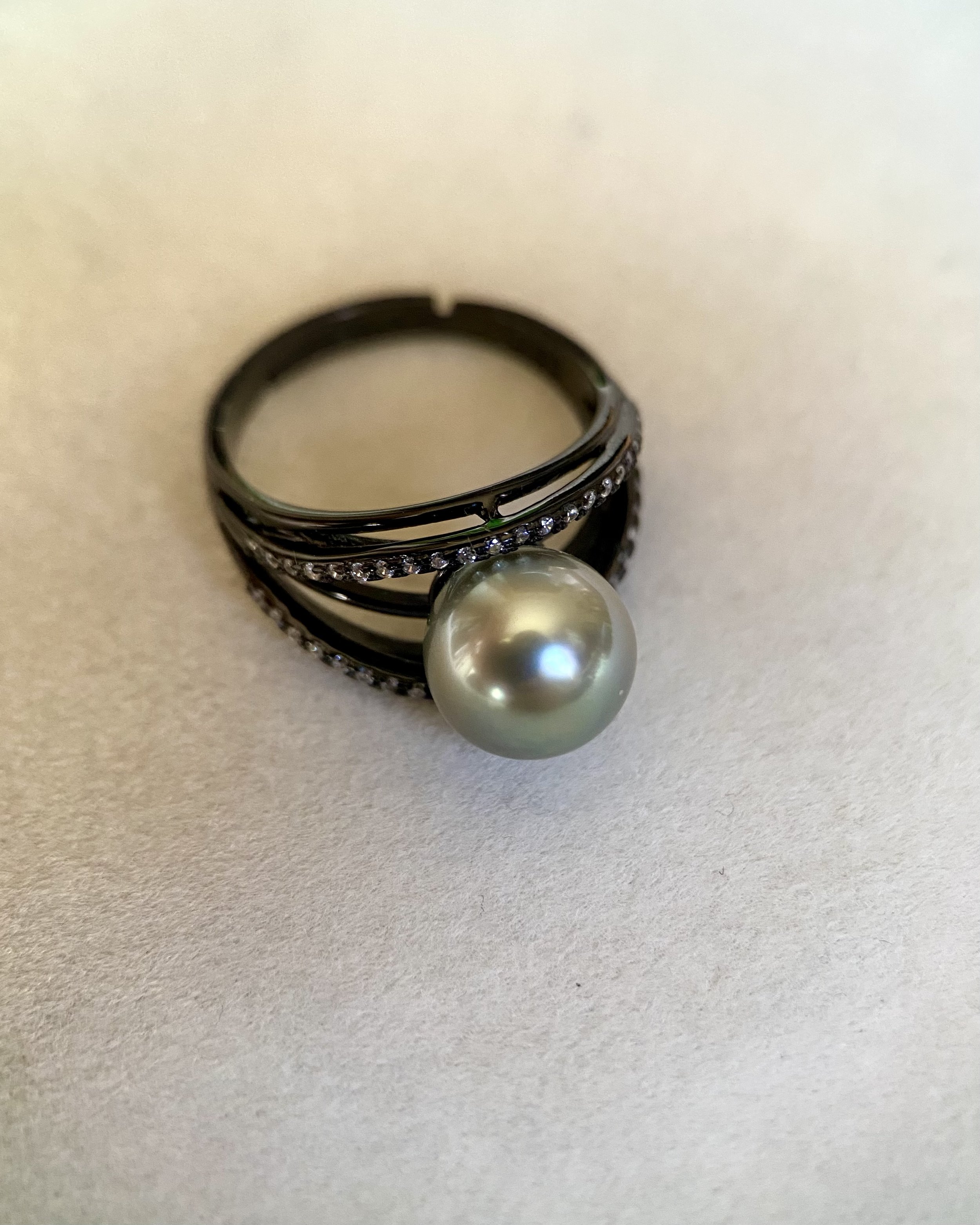 Platinum-Grey Tahitian South Sea Pearl Ring, Avocado-Green Overtone, 9-9.5mm, Modern Black-Plated S925 Silver Split-Arc Openwork Setting Starlit Pearls