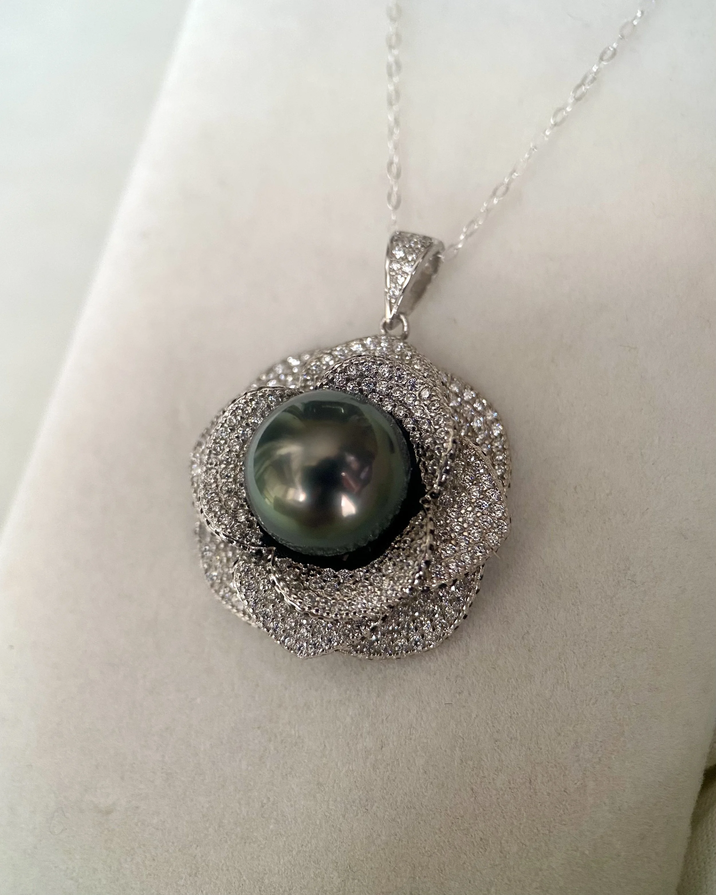 11mm Tahitian Obsidian Green South Sea Pearl Pendant – Piaget Rose-Inspired Petalburst Design in S925 with Pavé CZ, Oil-Sheen Lustre, Black