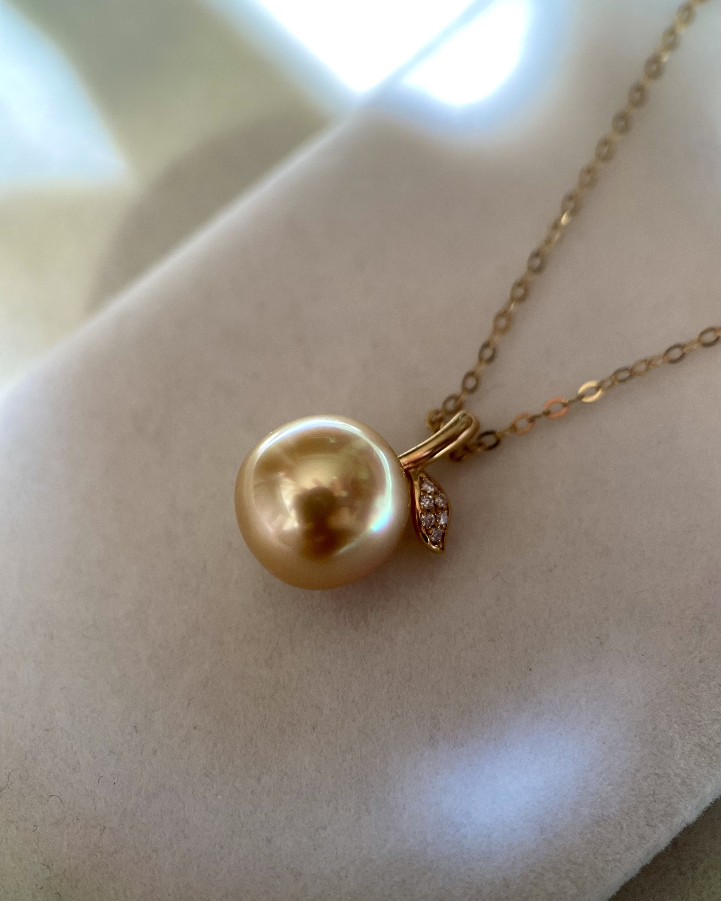 Golden Apple 10-10.5mm Japanese Amami Ōshima Golden Pearl Pendant – Warm Molten Glow, 18K Solid Gold Stem Design, Rare Natural Treasure Starlit Pearls
