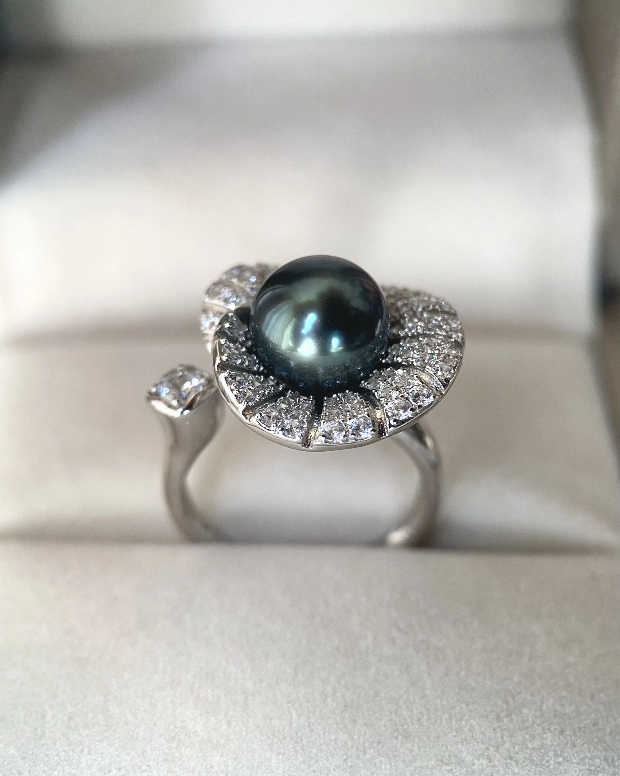 Tahitian Deep Peacock-Green South Sea Pearl Ring 9.5mm, Rich Mirror Lustre, Oriental-Inspired Sparkling Lotus-Leaf & Root S925 Design Starlit Pearls