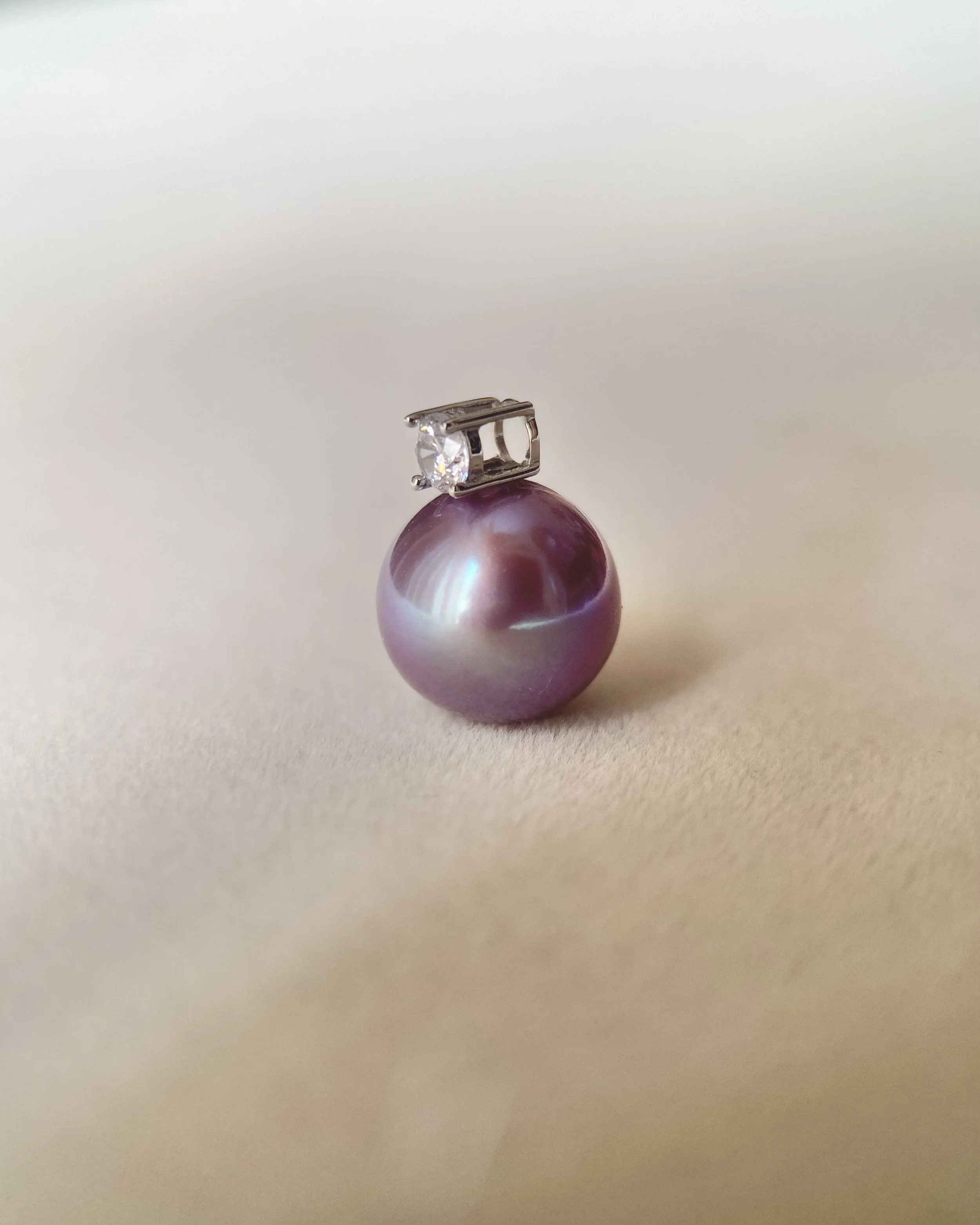 Solid 18K White Gold_Top Quality Eminence Purple Freshwater Pearl Pendant 9.5mm, Crystal-Clear Gem Lustre with Peacock Green Overtone Starlit Pearl