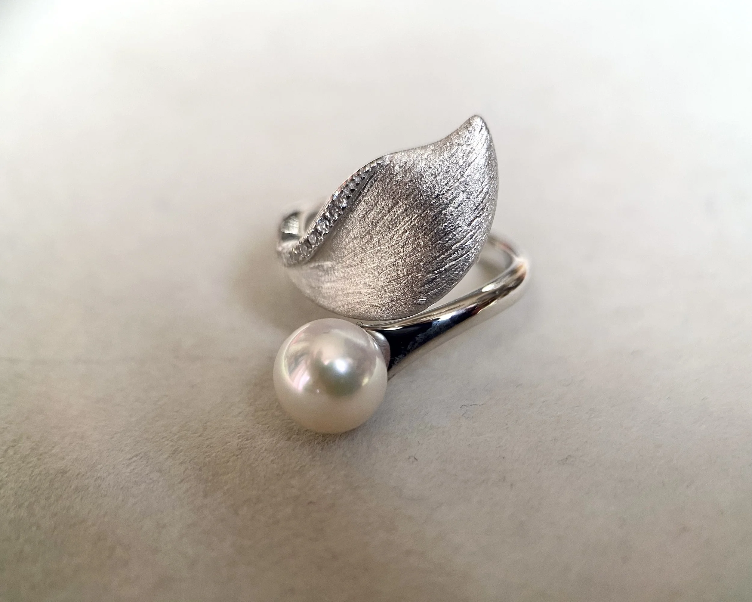 6A Aurora Lustre 7.5–8mm Japanese Crystal-White Akoya Pearl Ring, Pink Overtone, Sculptural Fish-Tail Brushed Silver &Pavé CZ Setting Starlit Pearls