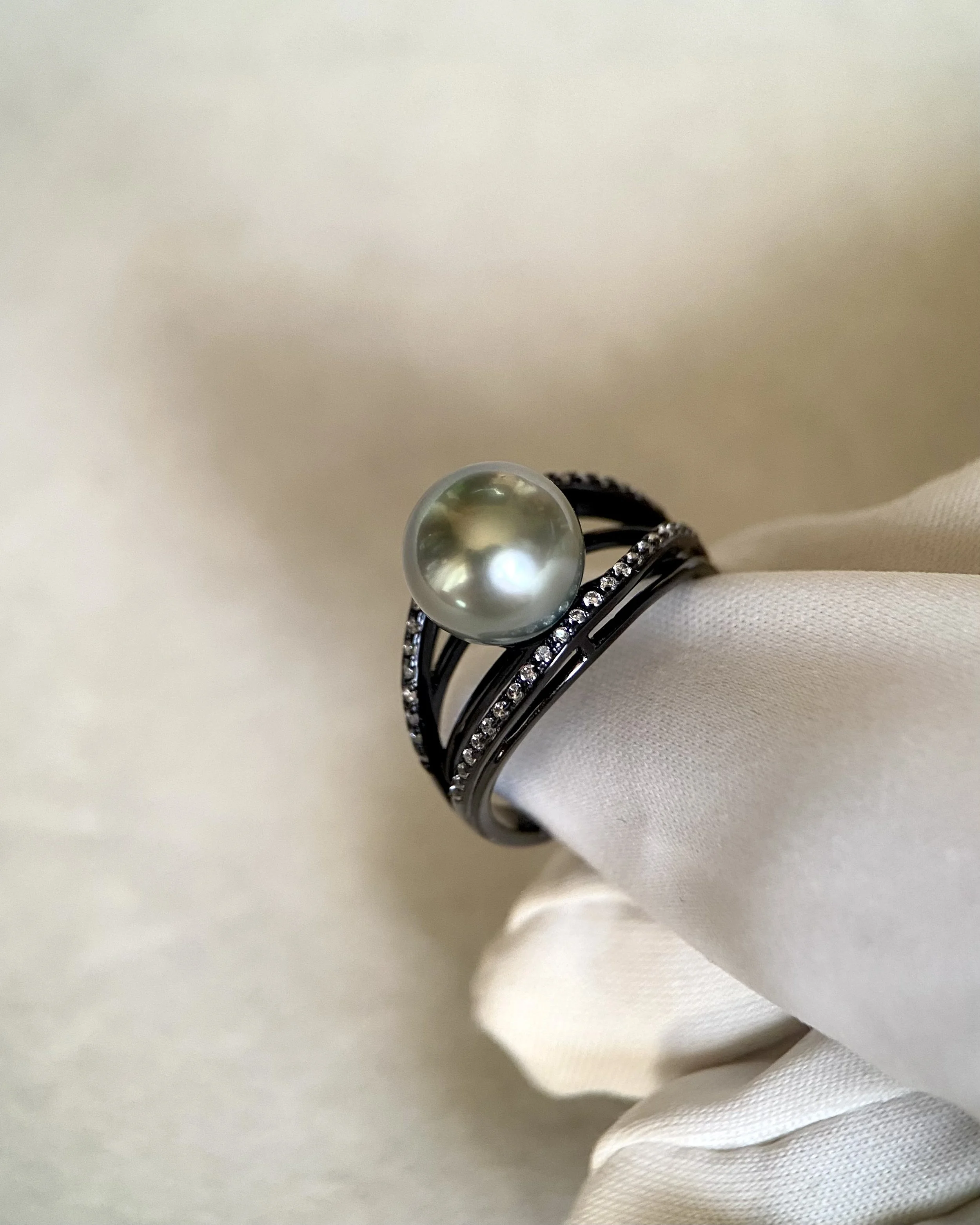 Platinum-Grey Tahitian South Sea Pearl Ring, Avocado-Green Overtone, 9-9.5mm, Modern Black-Plated S925 Silver Split-Arc Openwork Setting Starlit Pearls
