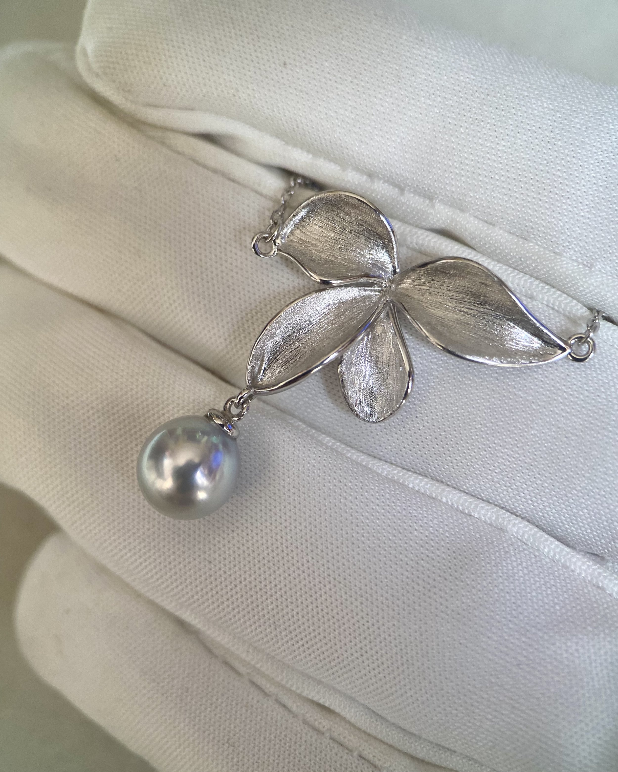 7.5–8mm Natural Silver-Grey Japanese Madama Akoya Pearl Pendant Necklace, Sculptural Brushed Petal, Textured 925 Silver, Jewellery Showpiece Starlit Pearls